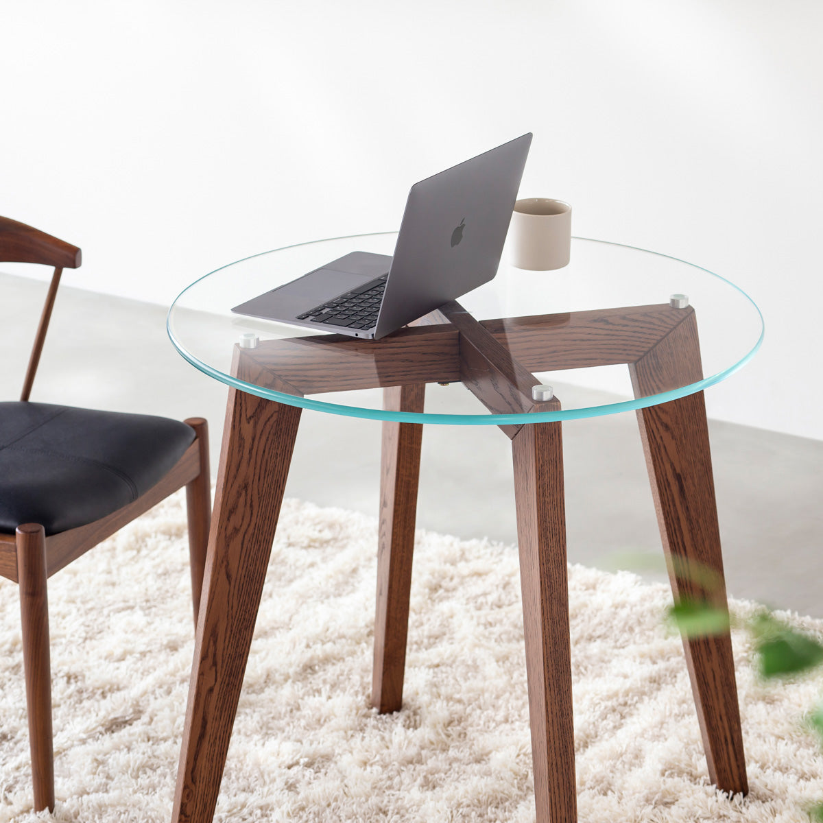 KANADEMONOのガラス天板とブラウンカラーのピンタイプの木製脚を組み合わせたカフェテーブルM（使用例2）