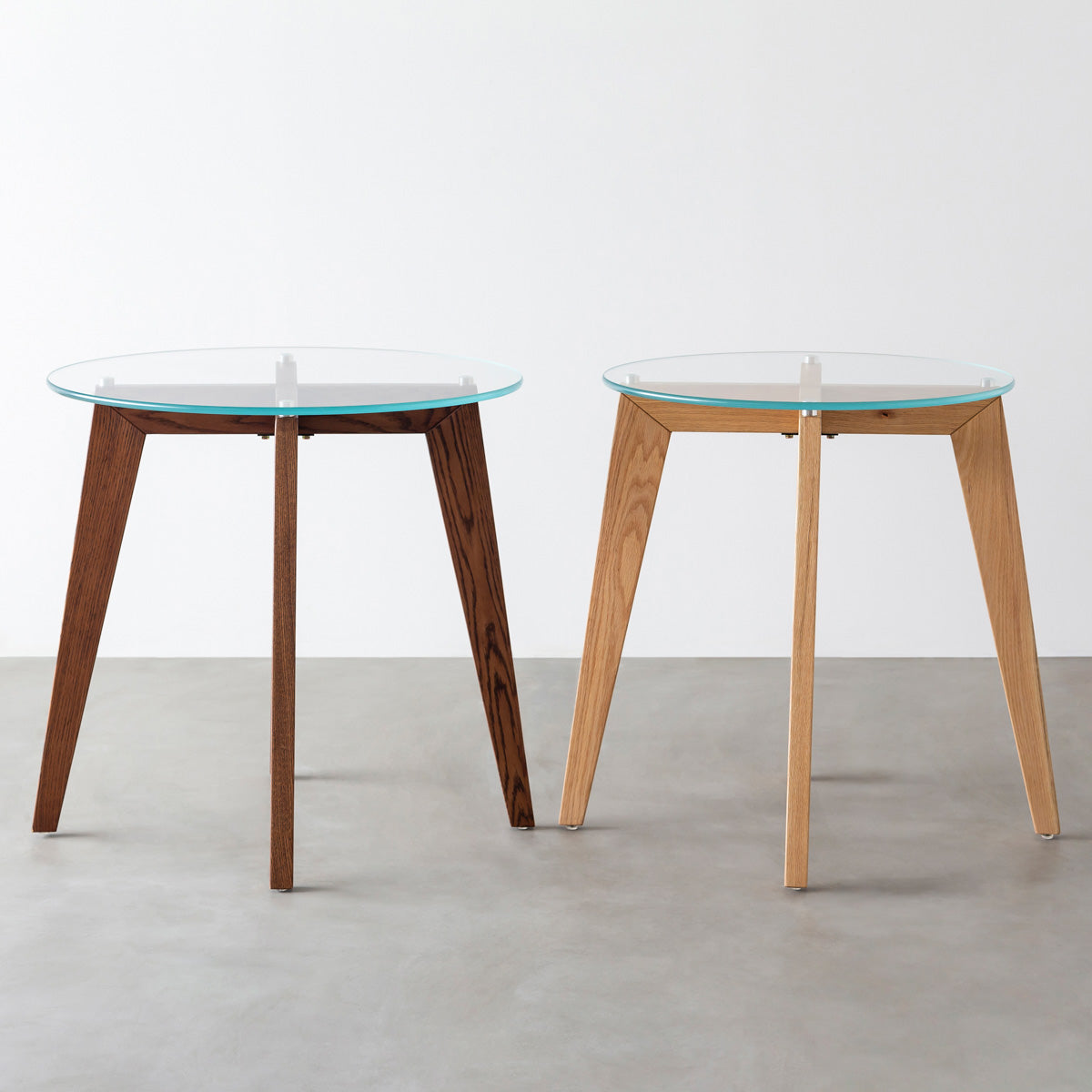 KANADEMONOのガラス天板とオーク無垢材のピンタイプの木製脚を組み合わせたカフェテーブルM（ナチュラルとブラウン比較）