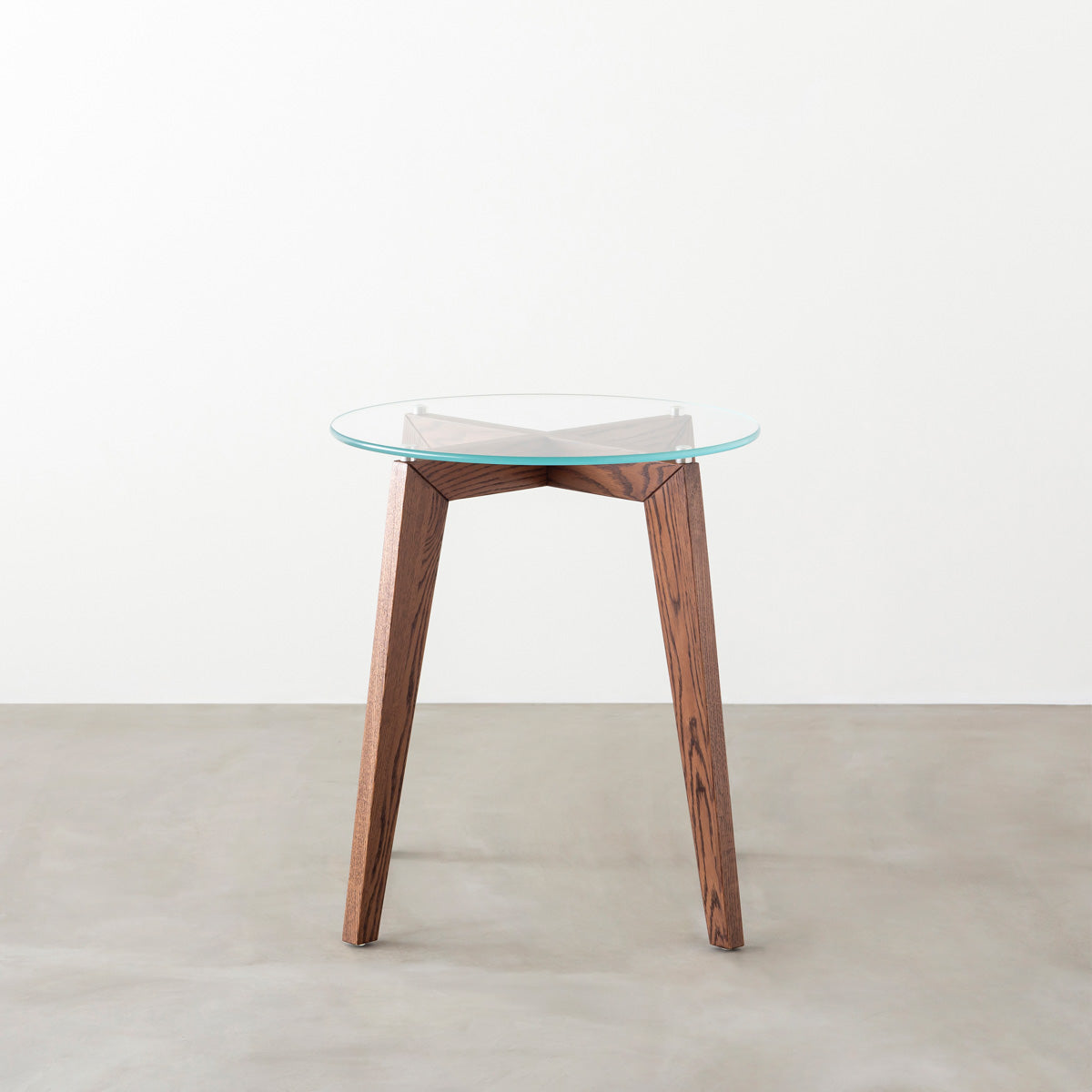 KANADEMONOのガラス天板とブラウンカラーのピンタイプの木製脚を組み合わせたカフェテーブルS（正面）