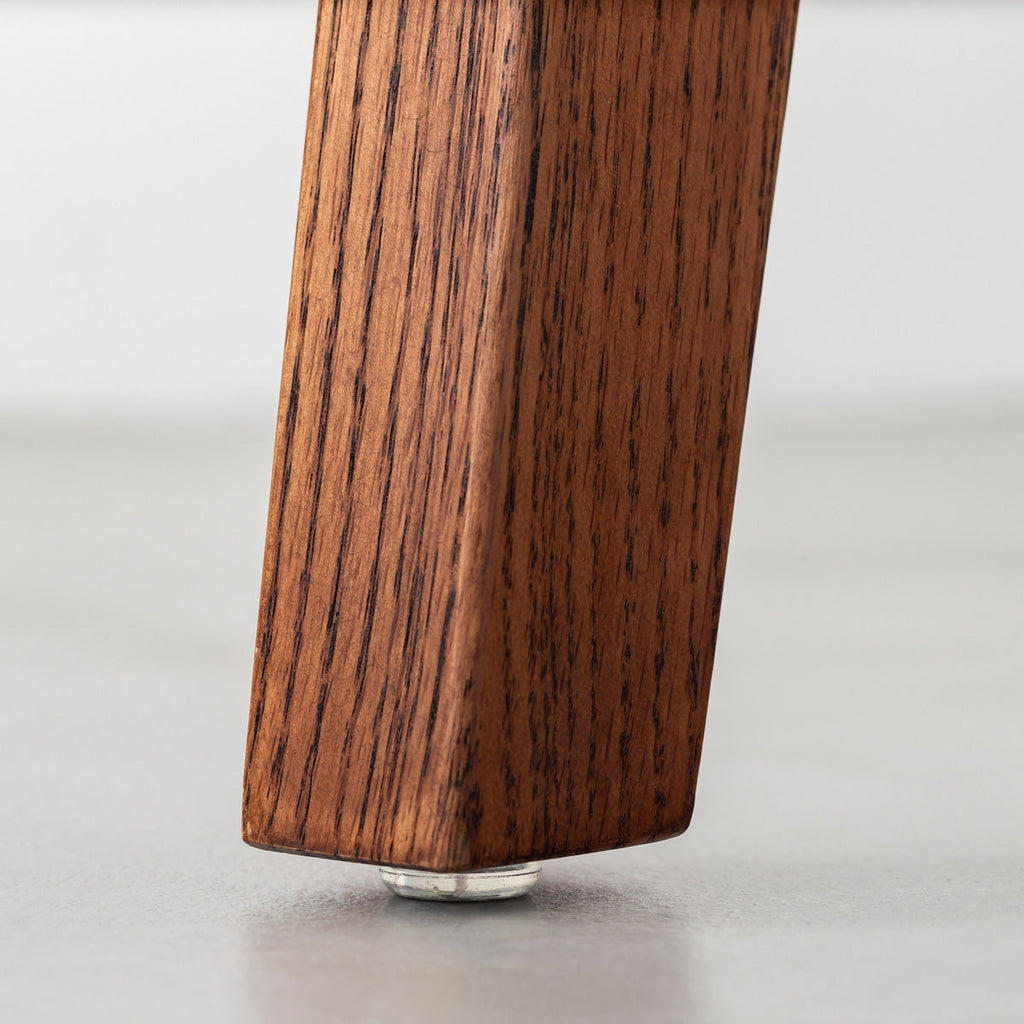 KANADEMONOのガラス天板とブラウンカラーのピンタイプの木製脚を組み合わせたカフェテーブルS（アジャスター部分）