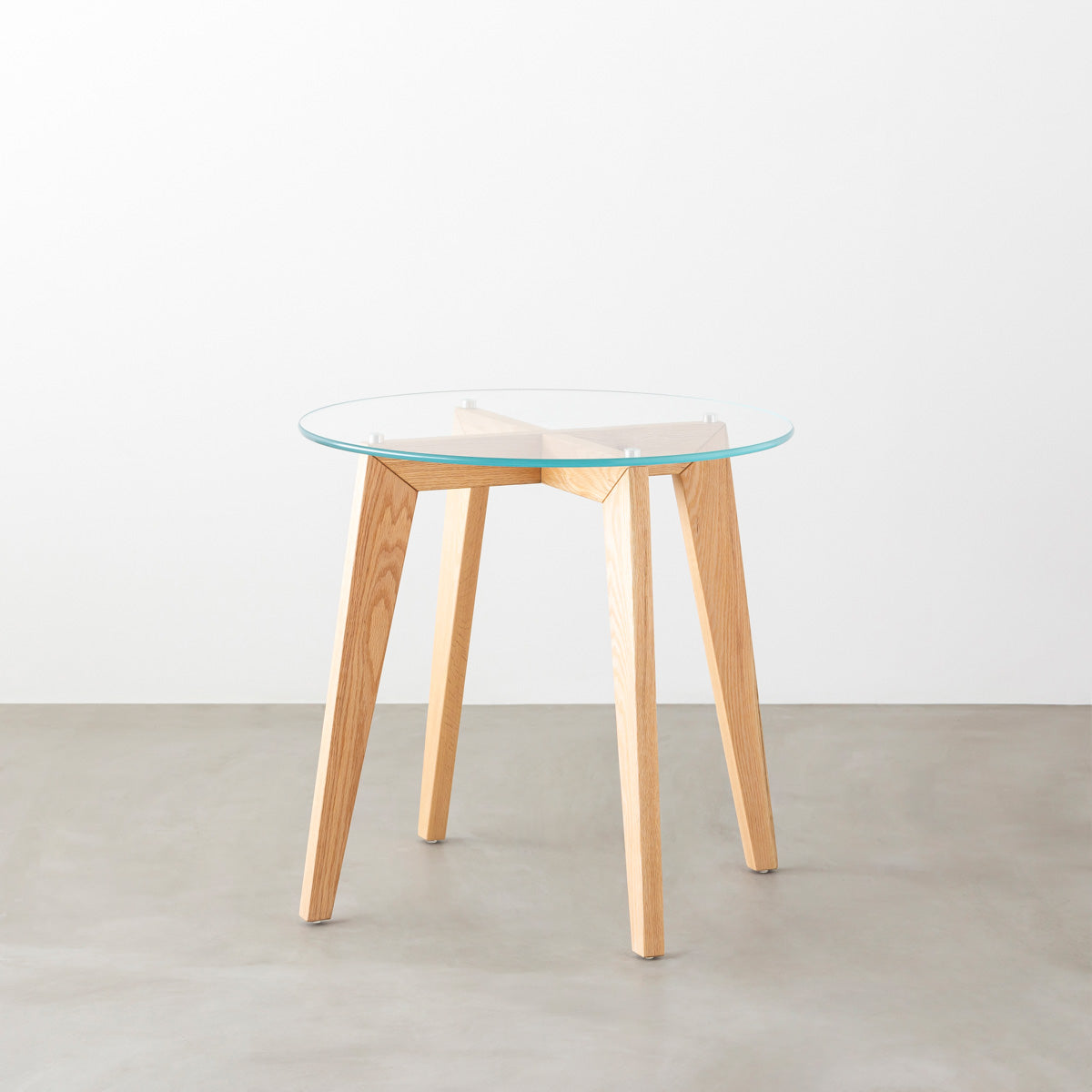 KANADEMONOのガラス天板とナチュラルカラーのピンタイプの木製脚を組み合わせたカフェテーブルM