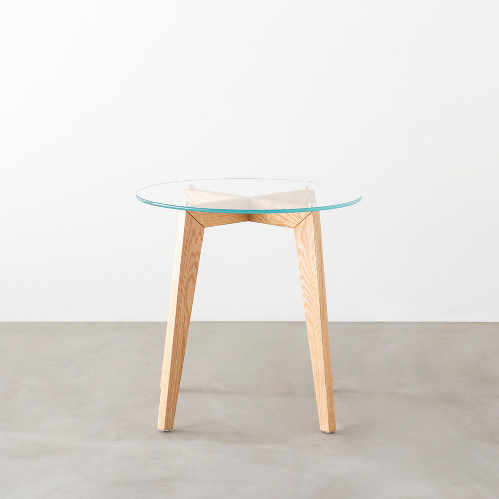 KANADEMONOのガラス天板とナチュラルカラーのピンタイプの木製脚を組み合わせたカフェテーブルM（正面）