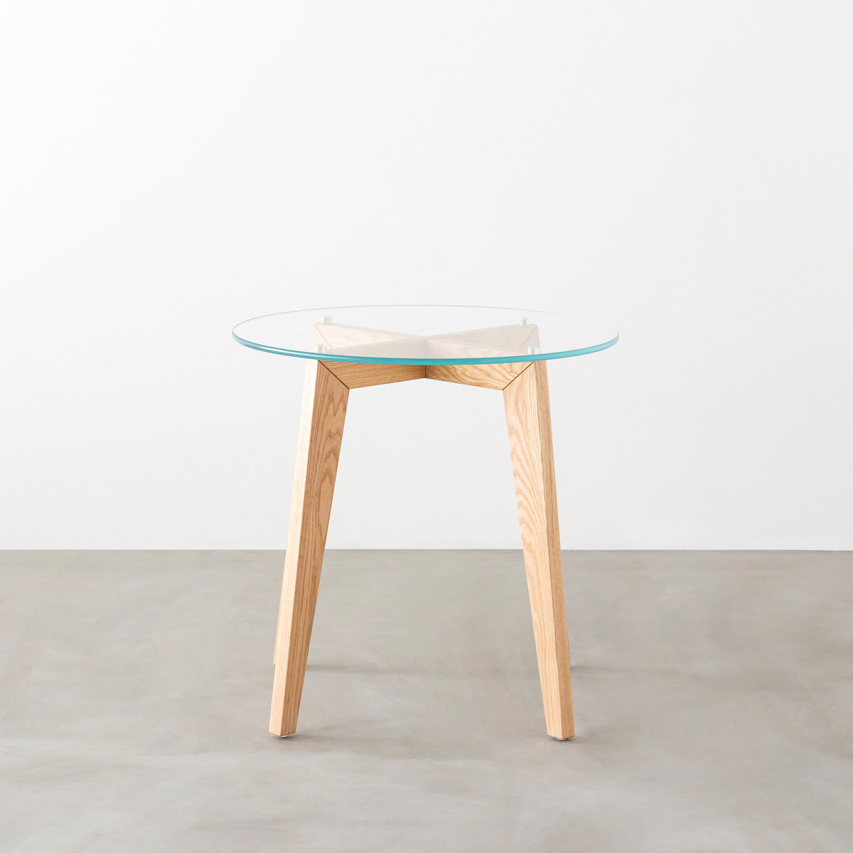 KANADEMONOのガラス天板とナチュラルカラーのピンタイプの木製脚を組み合わせたカフェテーブルM（正面）
