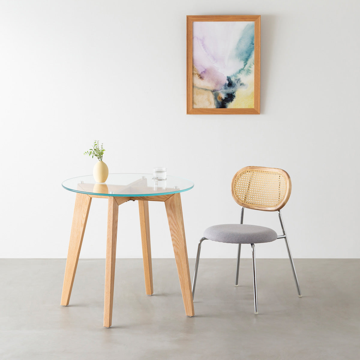 KANADEMONOのガラス天板とナチュラルカラーのピンタイプの木製脚を組み合わせたカフェテーブルM（使用例）