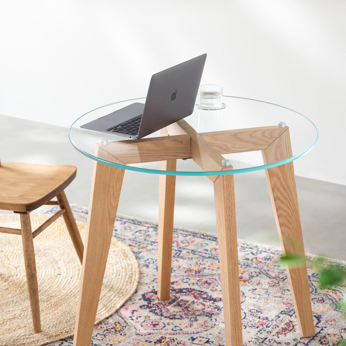 KANADEMONOのガラス天板とナチュラルカラーのピンタイプの木製脚を組み合わせたカフェテーブルM（使用例2）