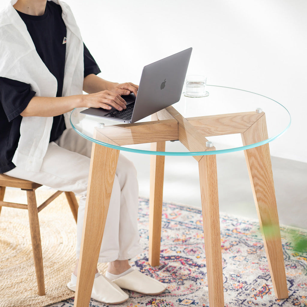 KANADEMONOのガラス天板とナチュラルカラーのピンタイプの木製脚を組み合わせたカフェテーブルM（使用例3）