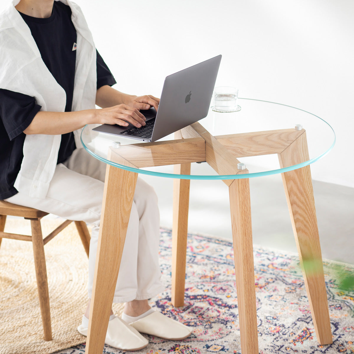 KANADEMONOのガラス天板とナチュラルカラーのピンタイプの木製脚を組み合わせたカフェテーブルM（使用例3）