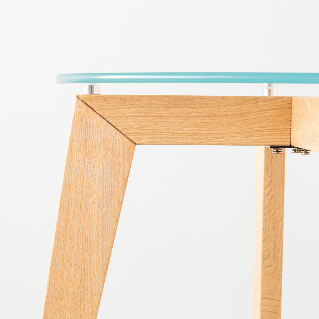 KANADEMONOのガラス天板とナチュラルカラーのピンタイプの木製脚を組み合わせたカフェテーブルS（天板と脚・横からクローズ）