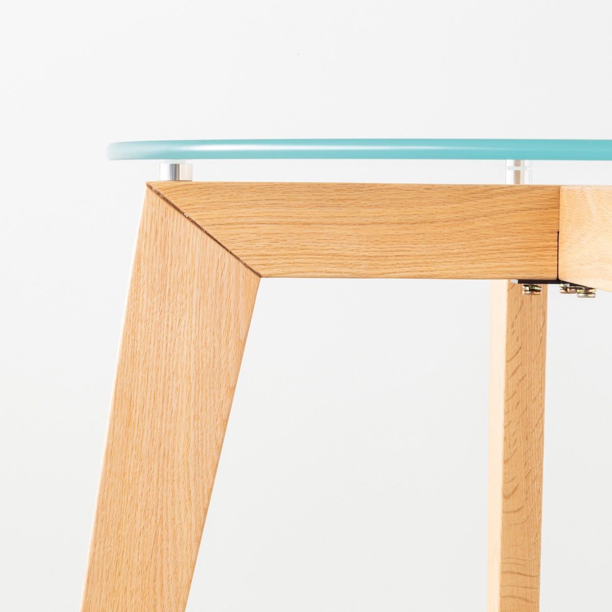 KANADEMONOのガラス天板とナチュラルカラーのピンタイプの木製脚を組み合わせたカフェテーブルS（天板と脚・横からクローズ）