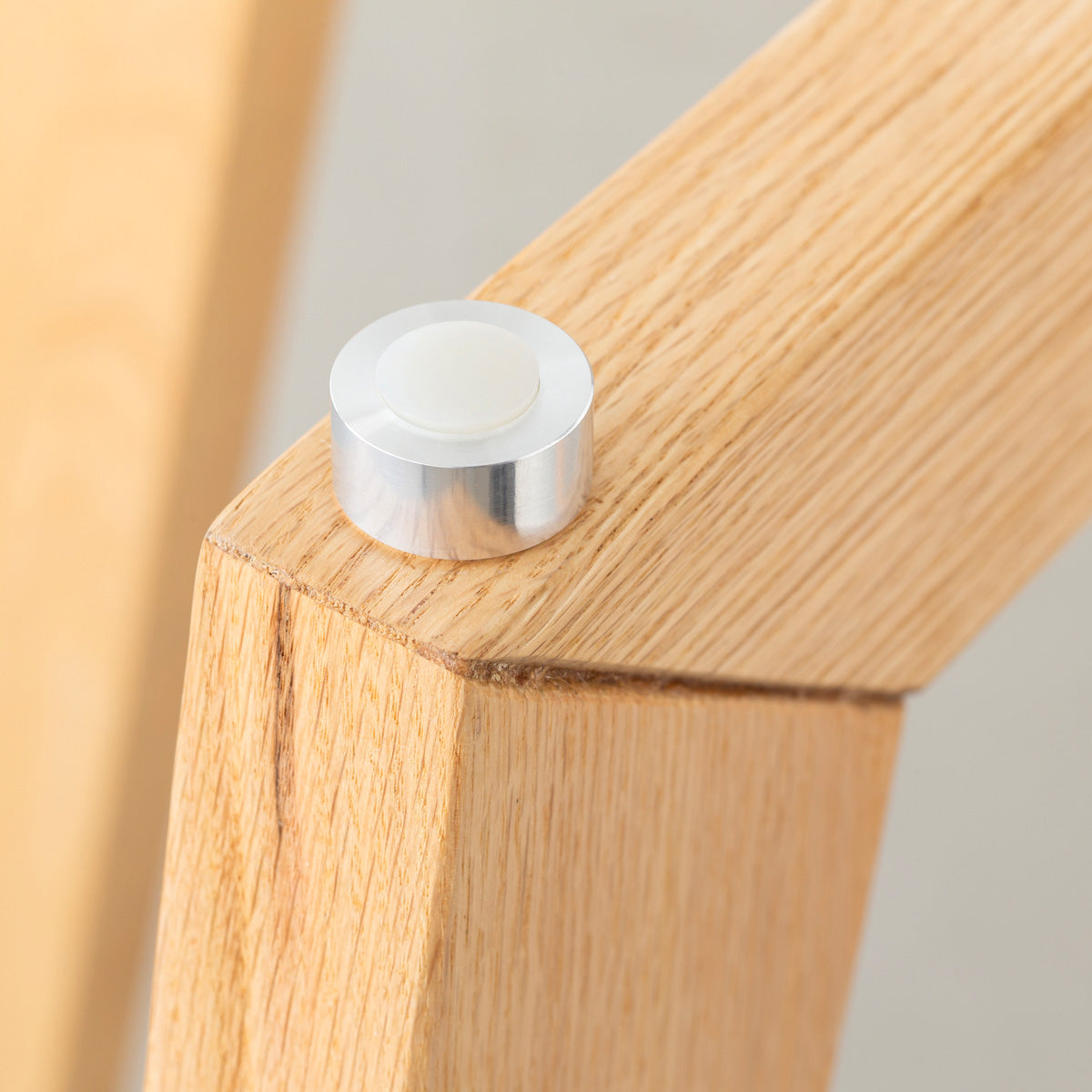 KANADEMONOのガラス天板とナチュラルカラーのピンタイプの木製脚を組み合わせたカフェテーブルS（天板設置用部品）