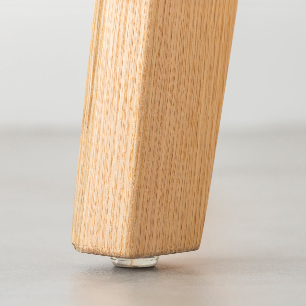 KANADEMONOのガラス天板とナチュラルカラーのピンタイプの木製脚を組み合わせたカフェテーブルS（アジャスター部分）