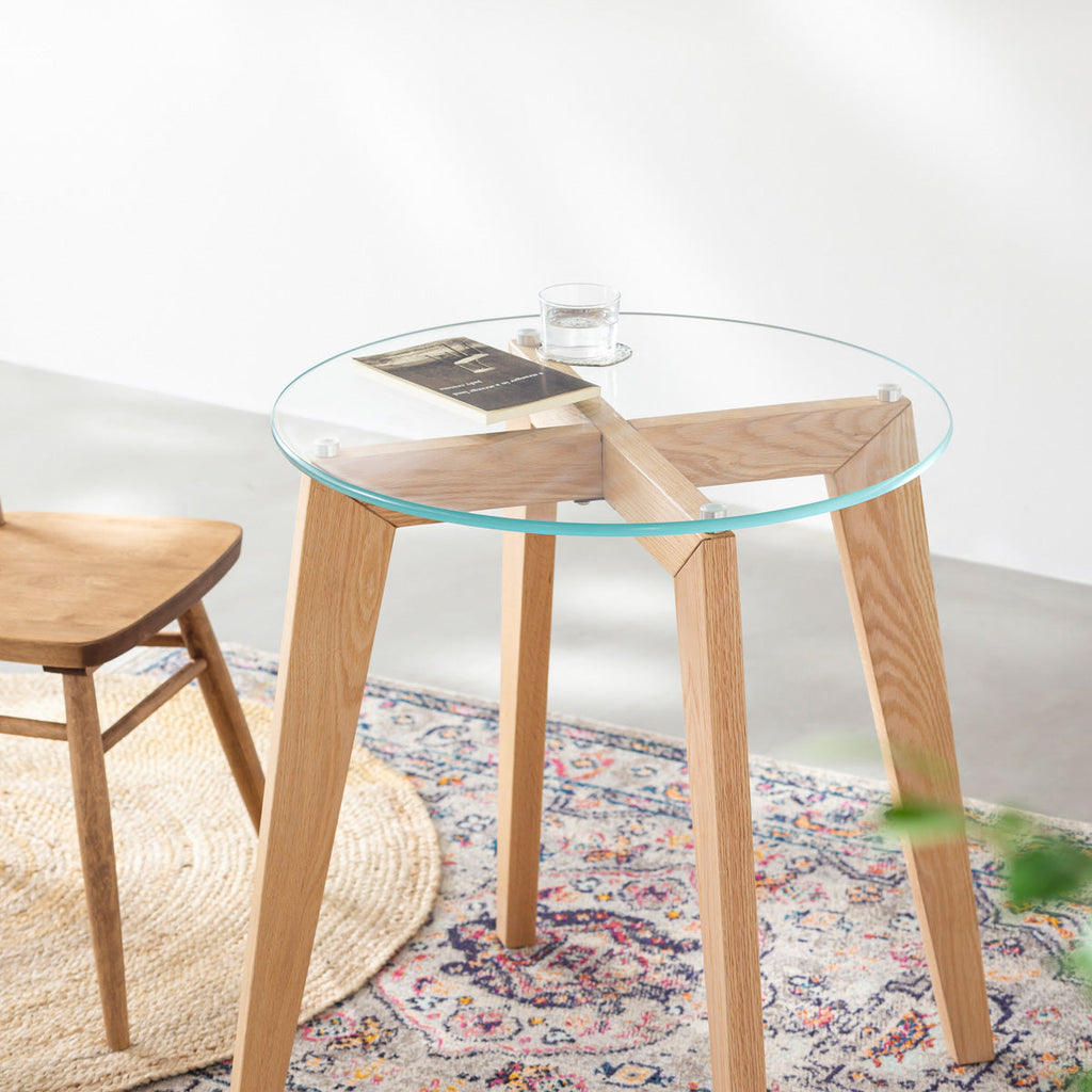 KANADEMONOのガラス天板とナチュラルカラーのピンタイプの木製脚を組み合わせたカフェテーブルS（使用例）