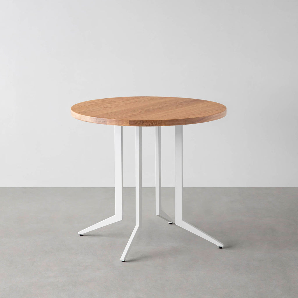 Kanademonoの無垢ホワイトオークのカフェテーブル