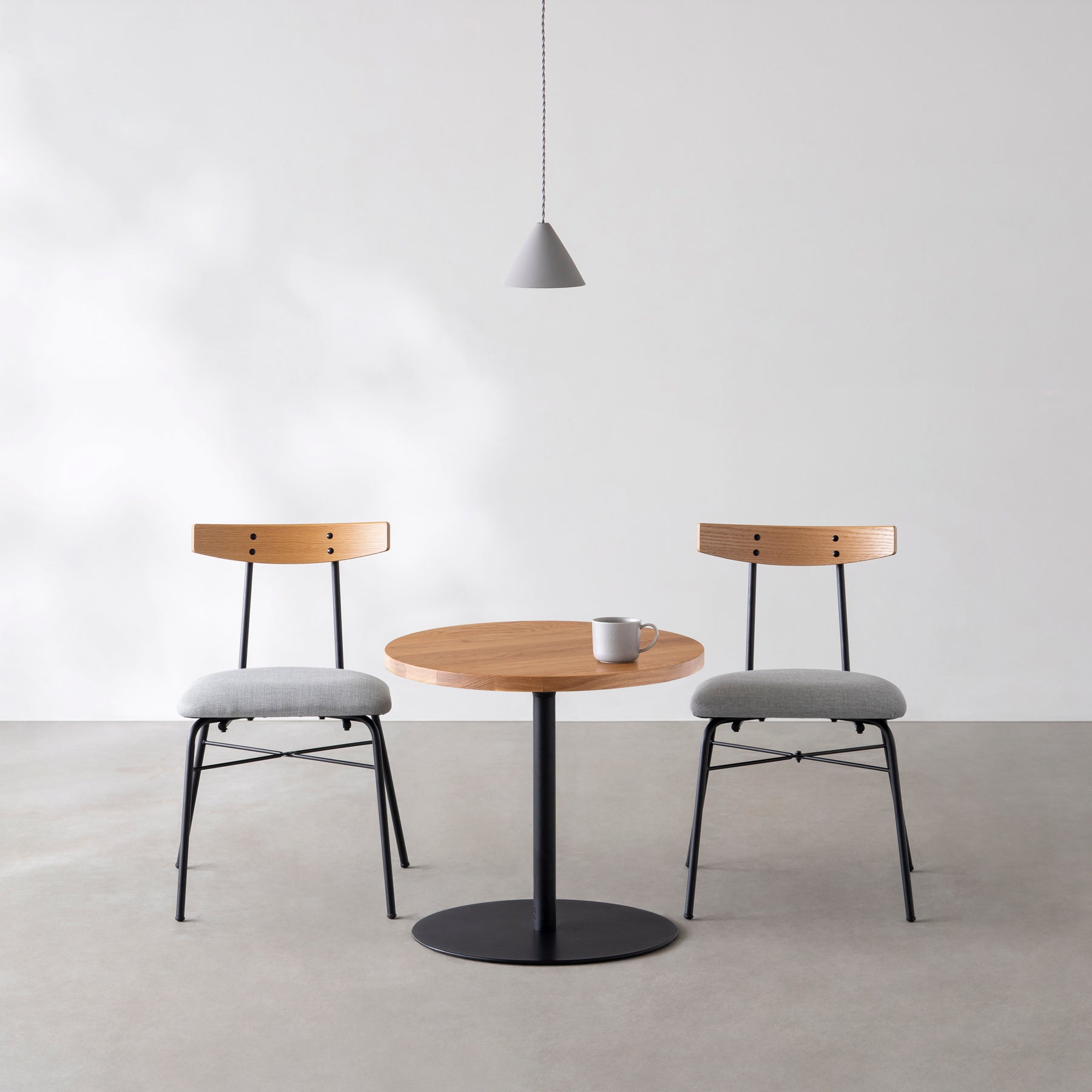 スマート造作カフェテーブル / 無垢 ホワイトオーク　黒スチール脚 1本脚 × ラウンド φ50 - 60