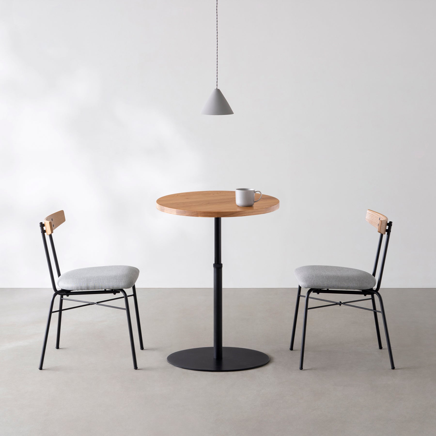 スマート造作カフェテーブル / 無垢 ホワイトオーク　黒スチール脚 1本脚 × ラウンド φ50 - 60