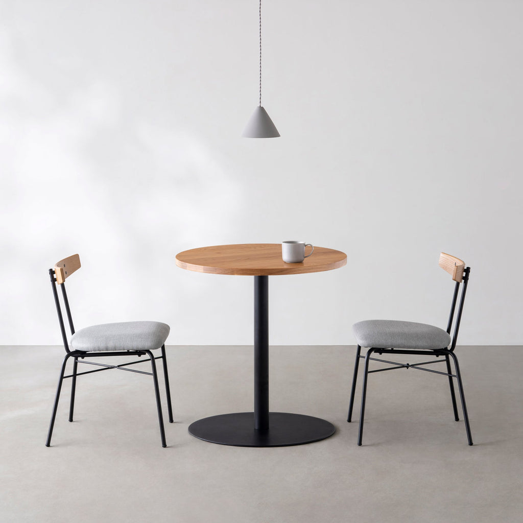 Kanademonoの無垢ホワイトオークのカフェテーブル