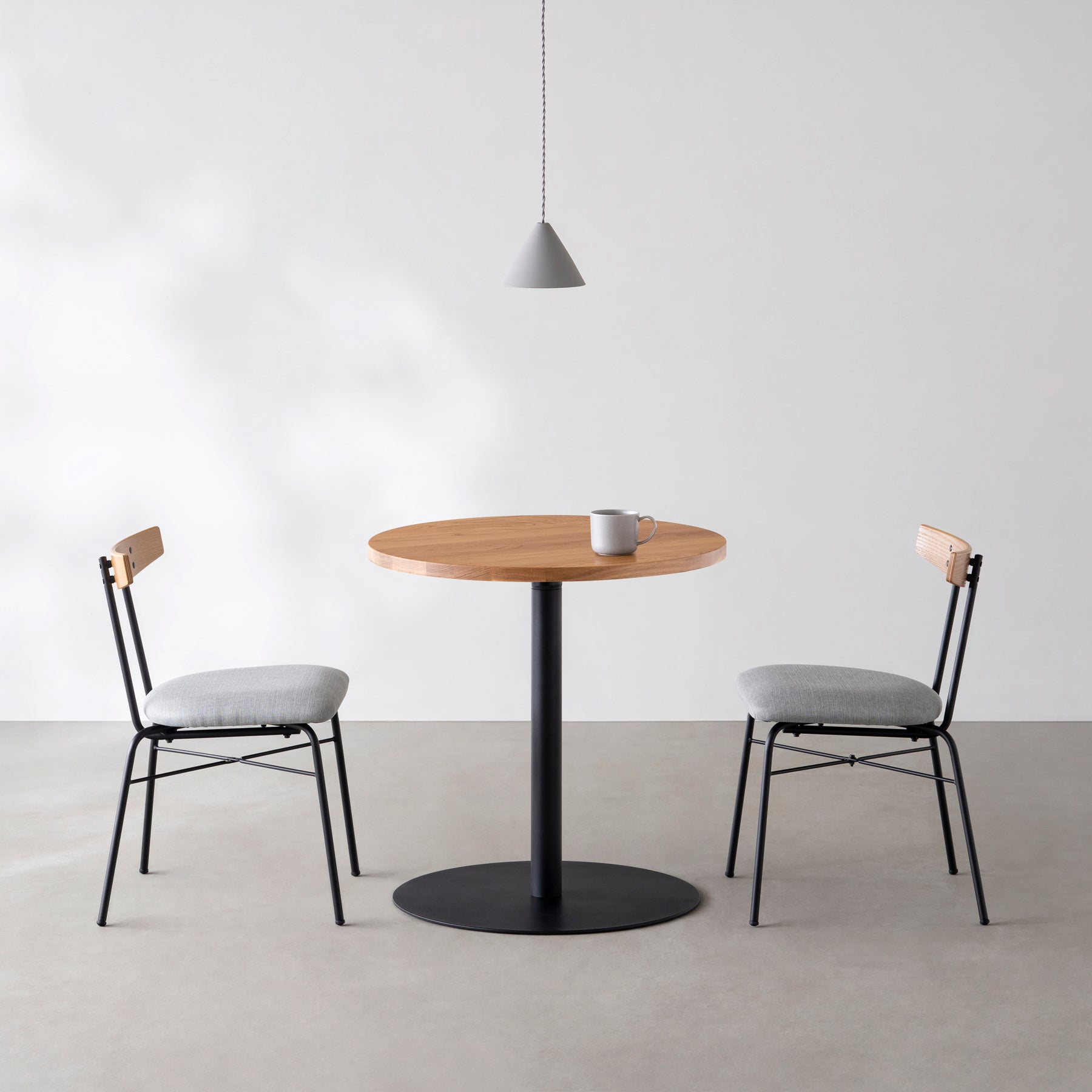 Kanademonoの無垢ホワイトオークのカフェテーブル