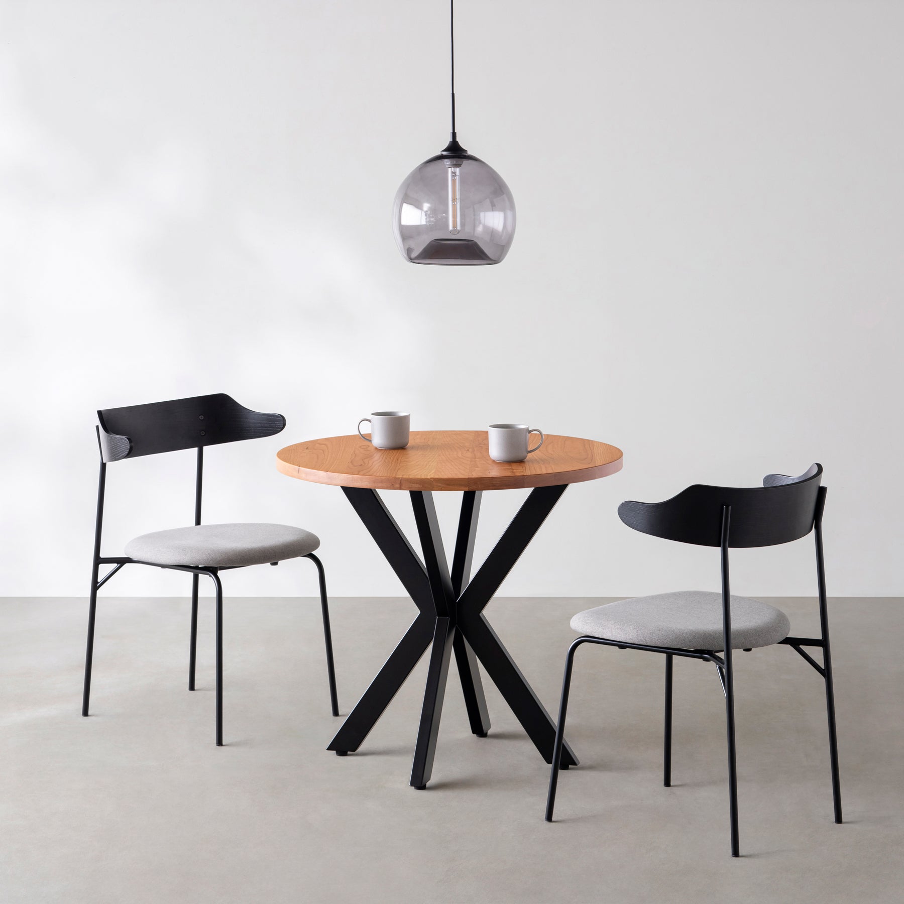 Kanademonoの無垢ブラックチェリーのカフェテーブル