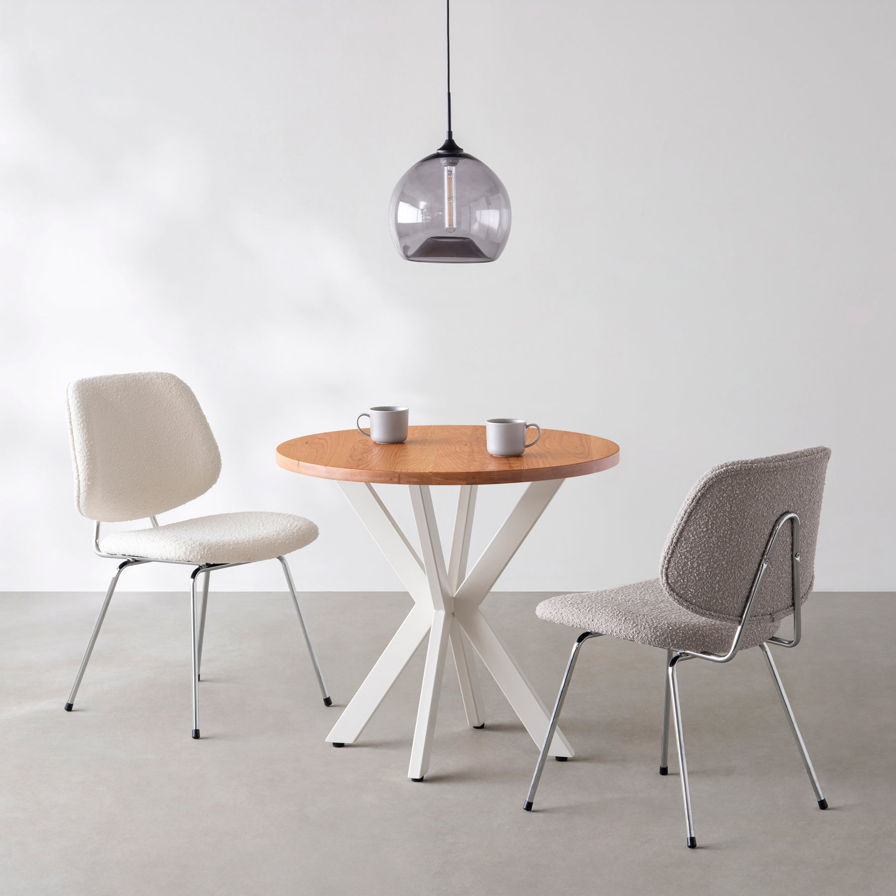 Kanademonoの無垢ブラックチェリーのカフェテーブル