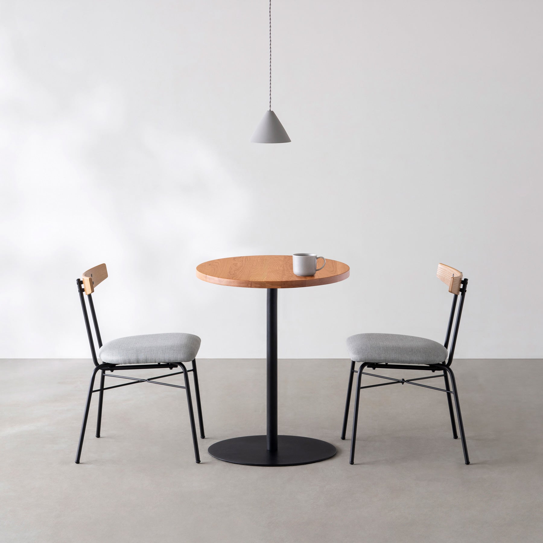 スマート造作カフェテーブル / 無垢 ブラックチェリー　黒スチール脚 1本脚 × ラウンド φ50 - 60