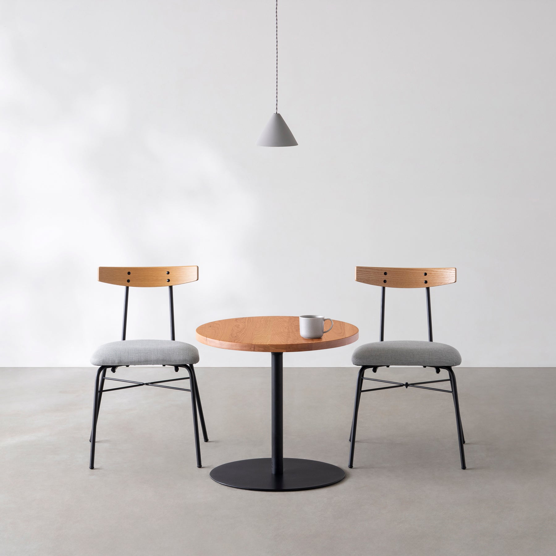 Kanademonoの無垢ブラックチェリーのカフェテーブル