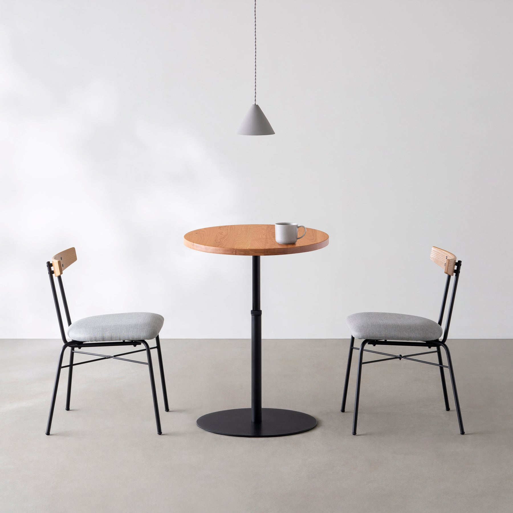 Kanademonoの無垢ブラックチェリーのカフェテーブル