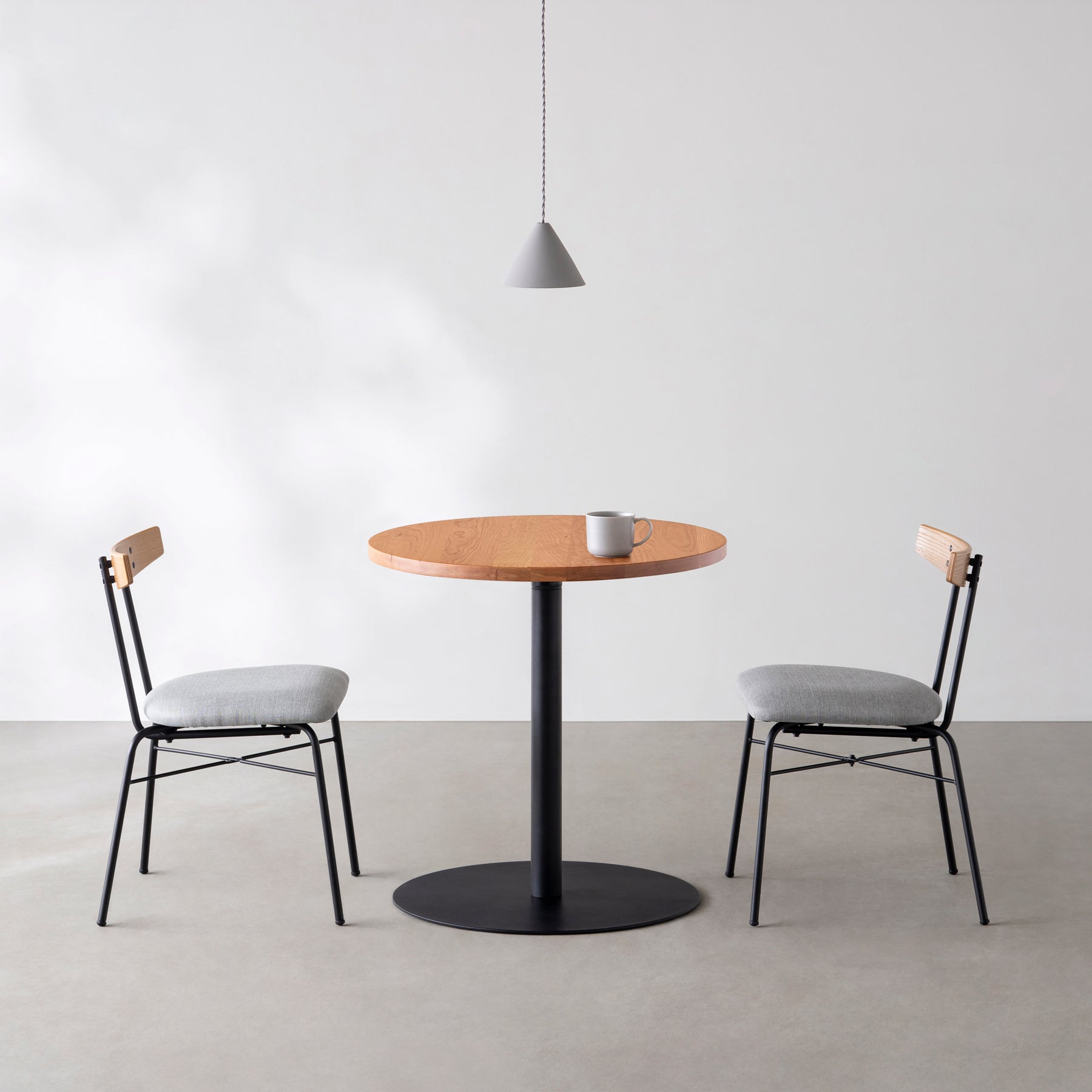 Kanademonoの無垢ブラックチェリーのカフェテーブル