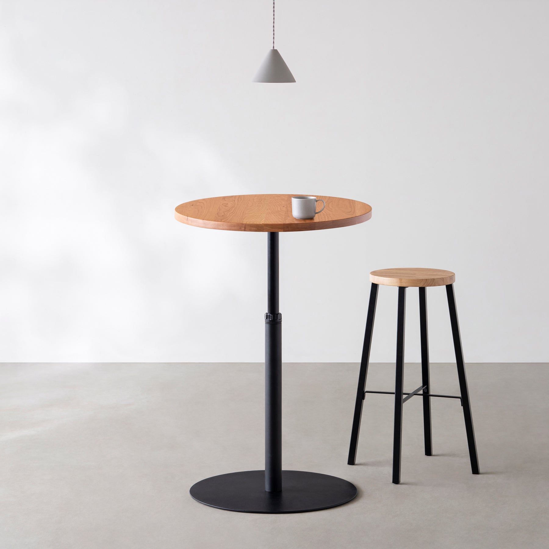 Kanademonoの無垢ブラックチェリーのカフェテーブル