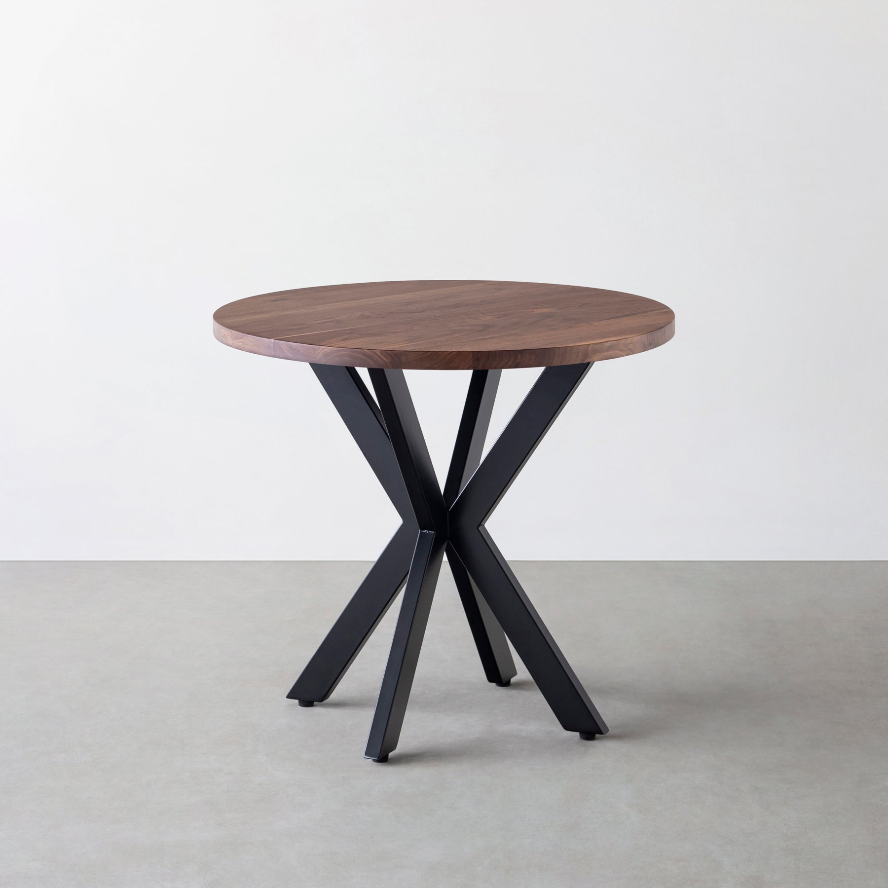 Kanademonoの無垢ウォルナットのカフェテーブル