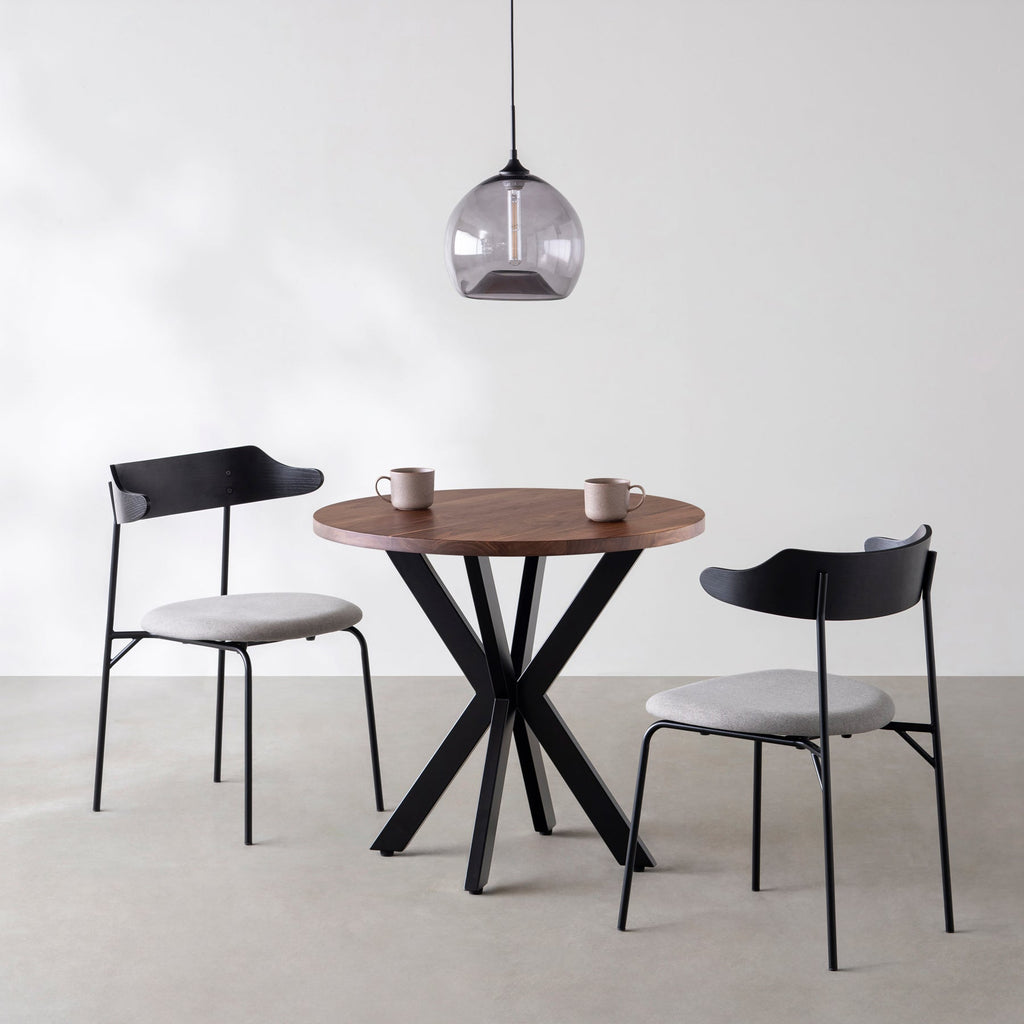 Kanademonoの無垢ウォルナットのカフェテーブル