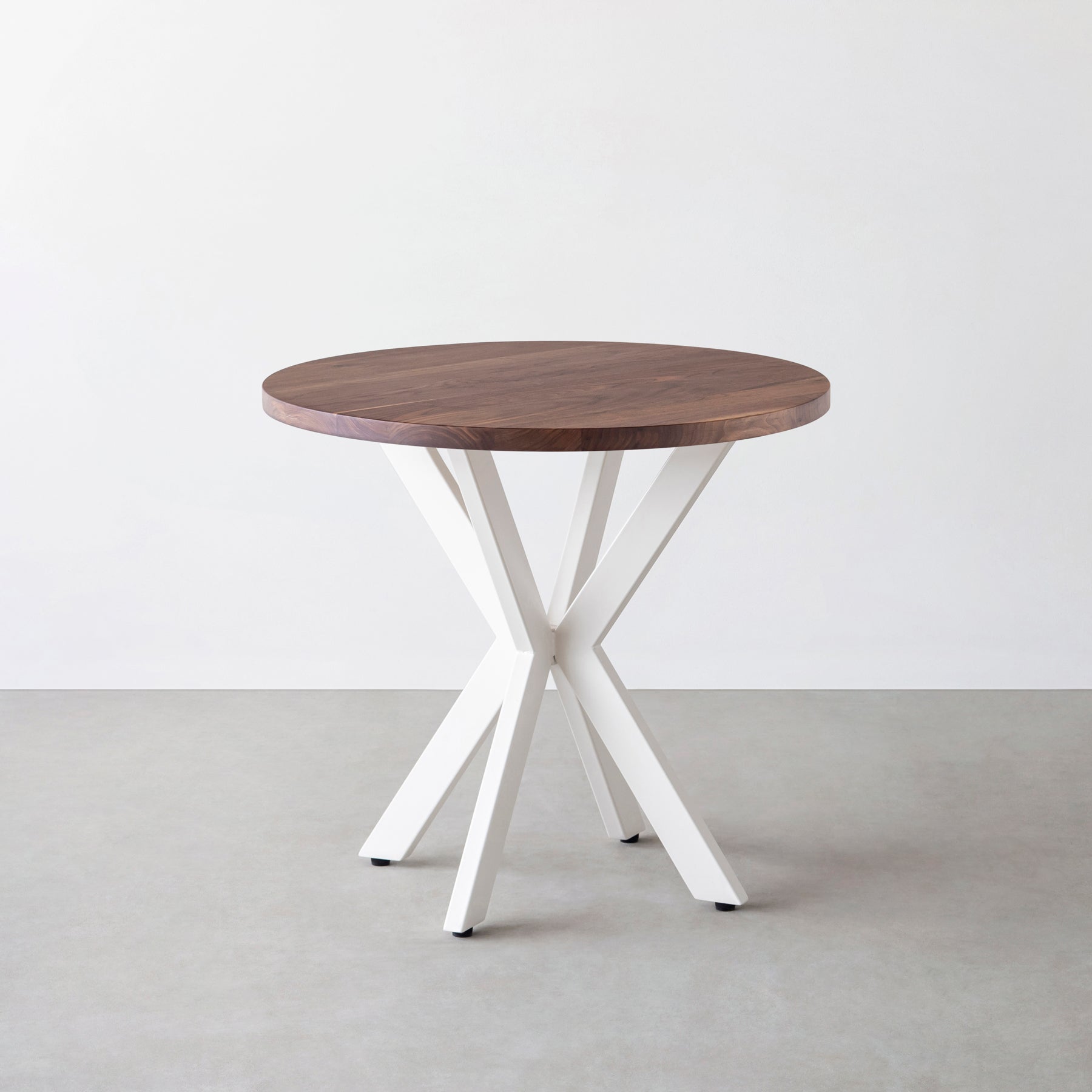 Kanademonoの無垢ウォルナットのカフェテーブル