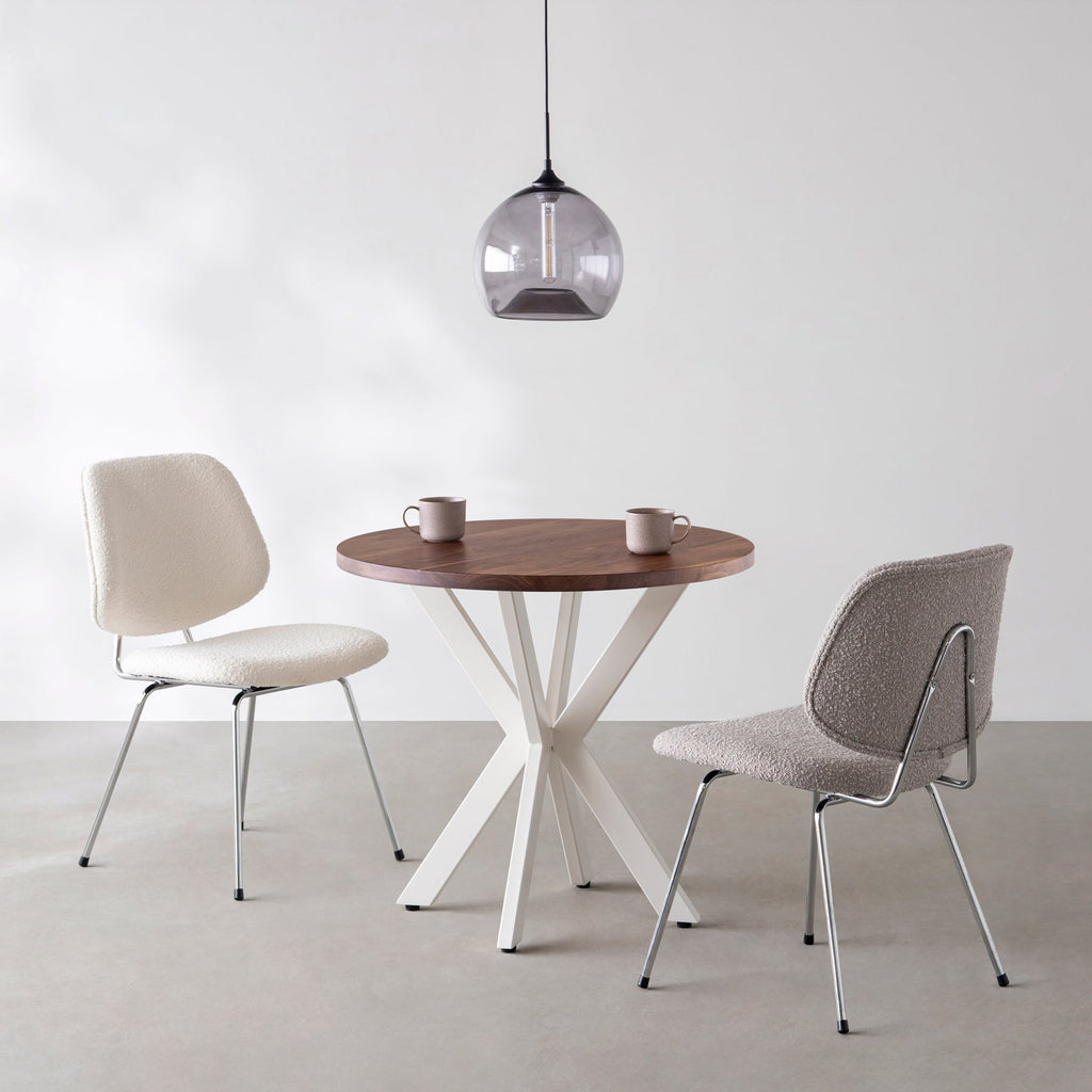 Kanademonoの無垢ウォルナットのカフェテーブル