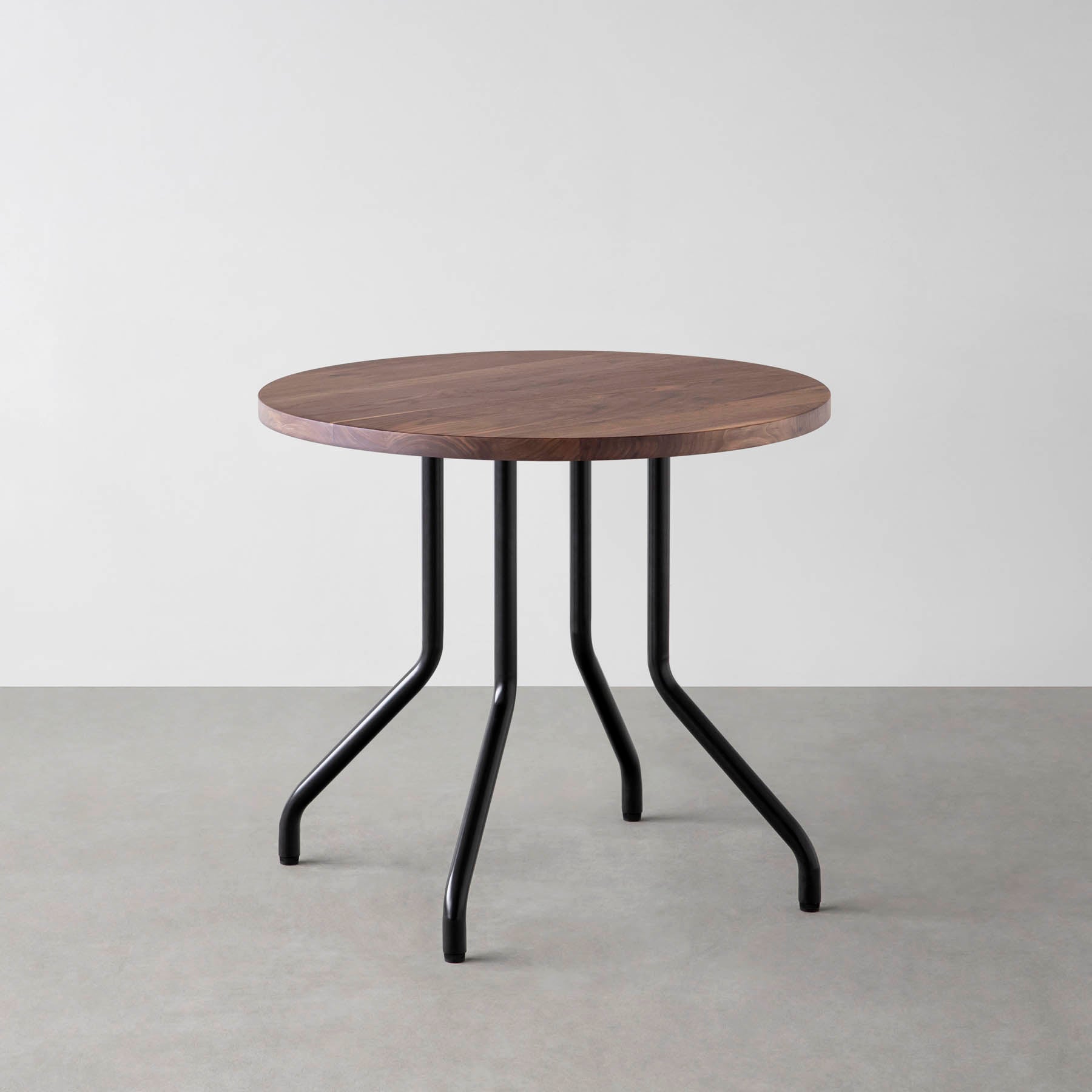 スマート造作カフェテーブル / 無垢 ウォルナット　黒スチール脚 4本脚 × ラウンド φ61 - 80