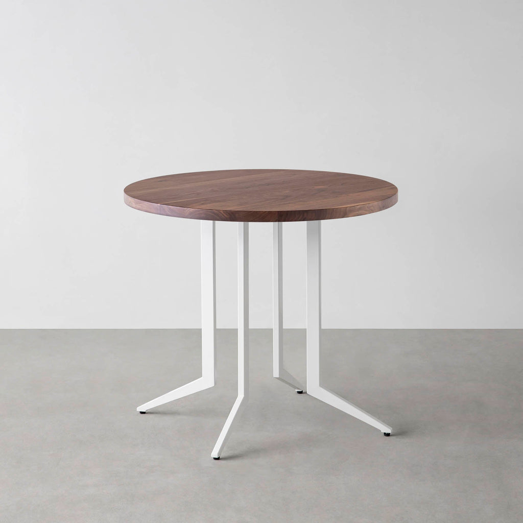 Kanademonoの無垢ウォルナットのカフェテーブル