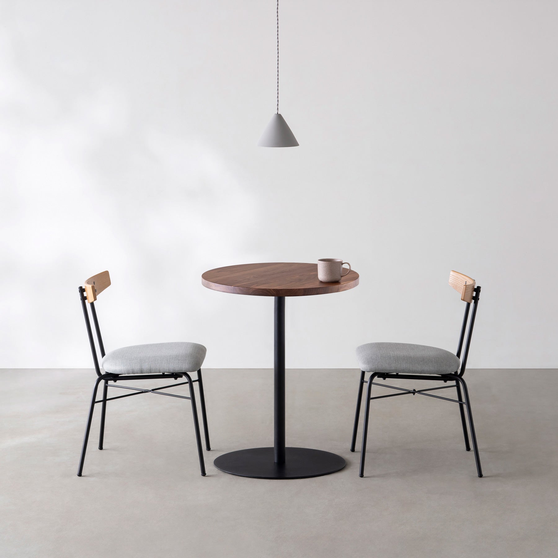 スマート造作カフェテーブル / 無垢 ウォルナット　黒スチール脚 1本脚 × ラウンド φ50 - 60