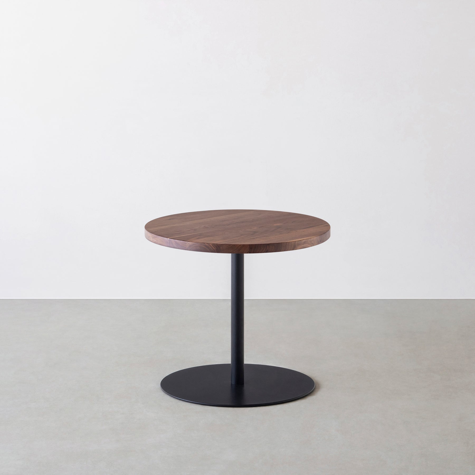 Kanademonoの無垢ウォルナットのカフェテーブル