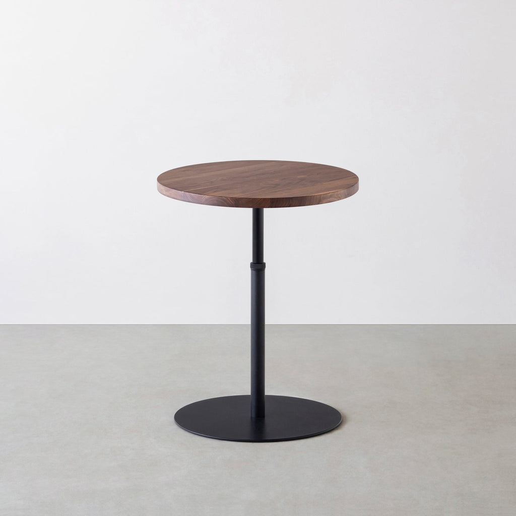 Kanademonoの無垢ウォルナットのカフェテーブル