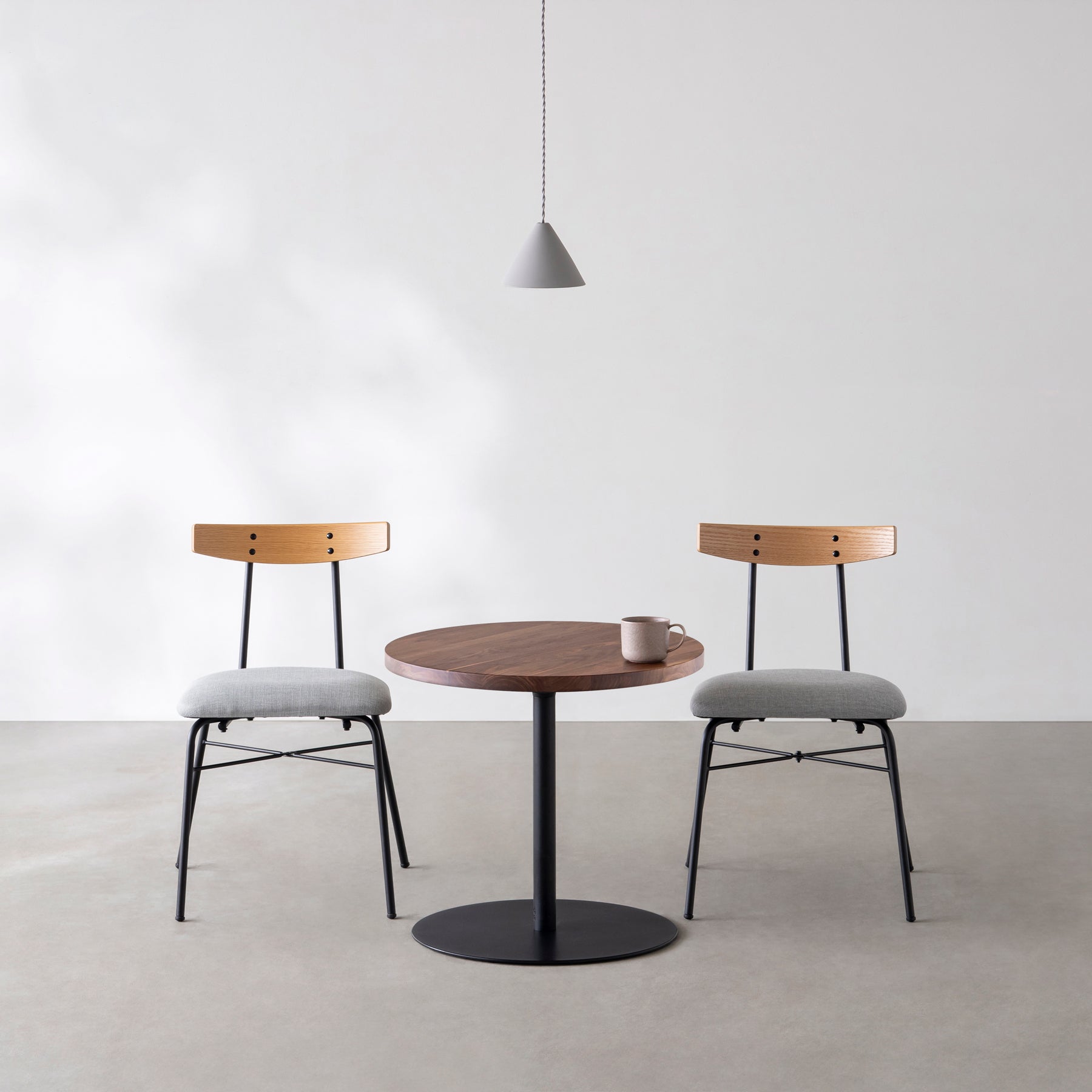 Kanademonoの無垢ウォルナットのカフェテーブル