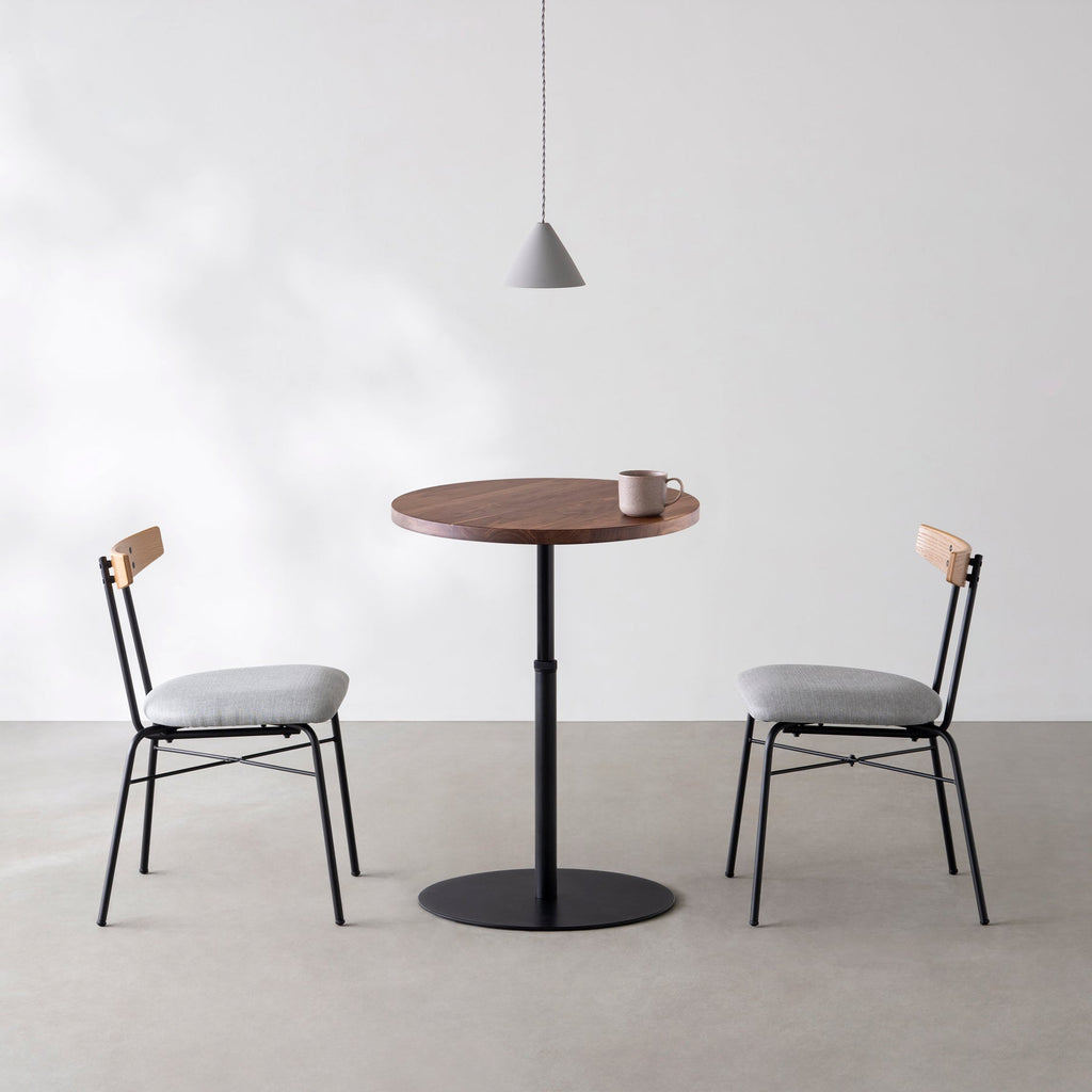 Kanademonoの無垢ウォルナットのカフェテーブル