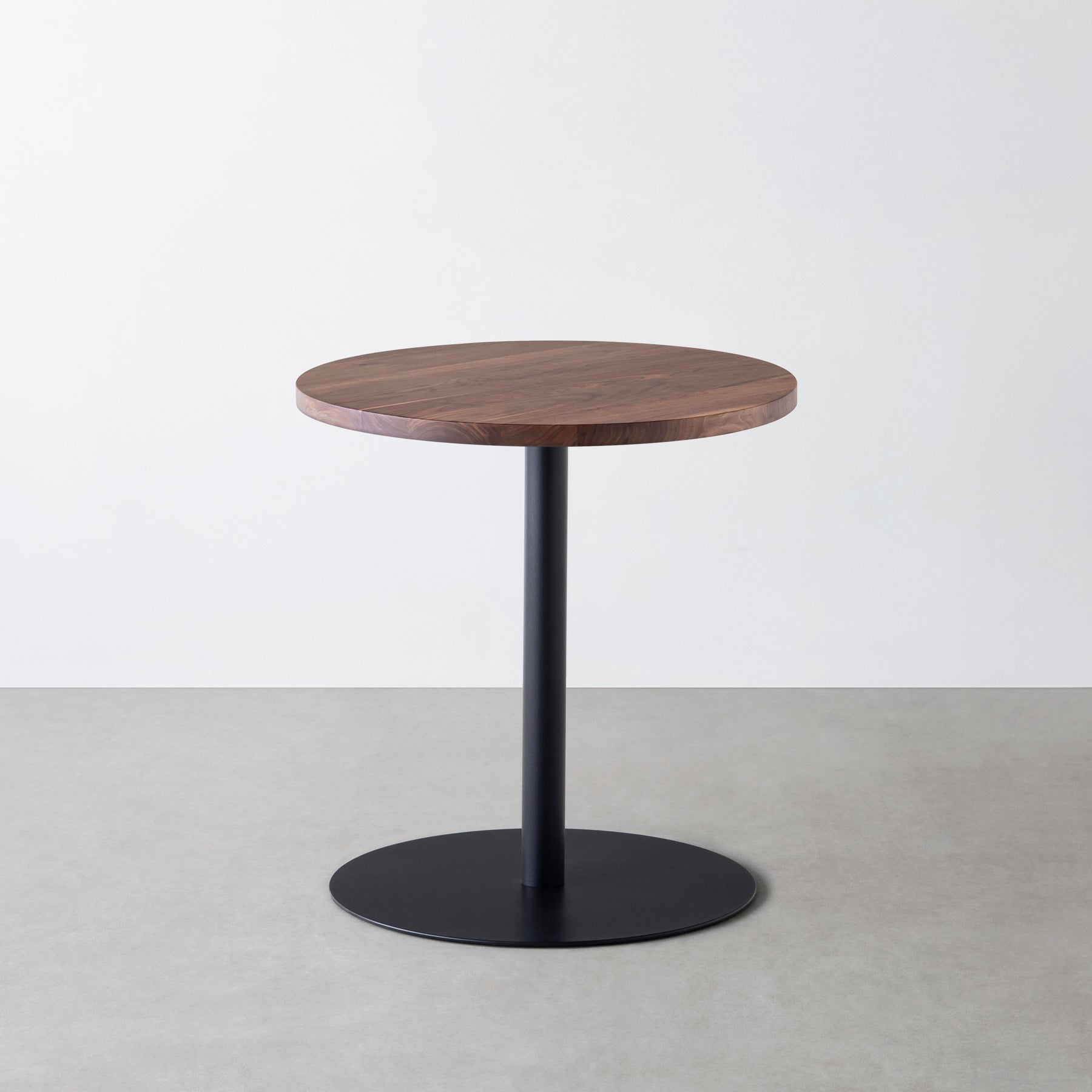 Kanademonoの無垢ウォルナットのカフェテーブル