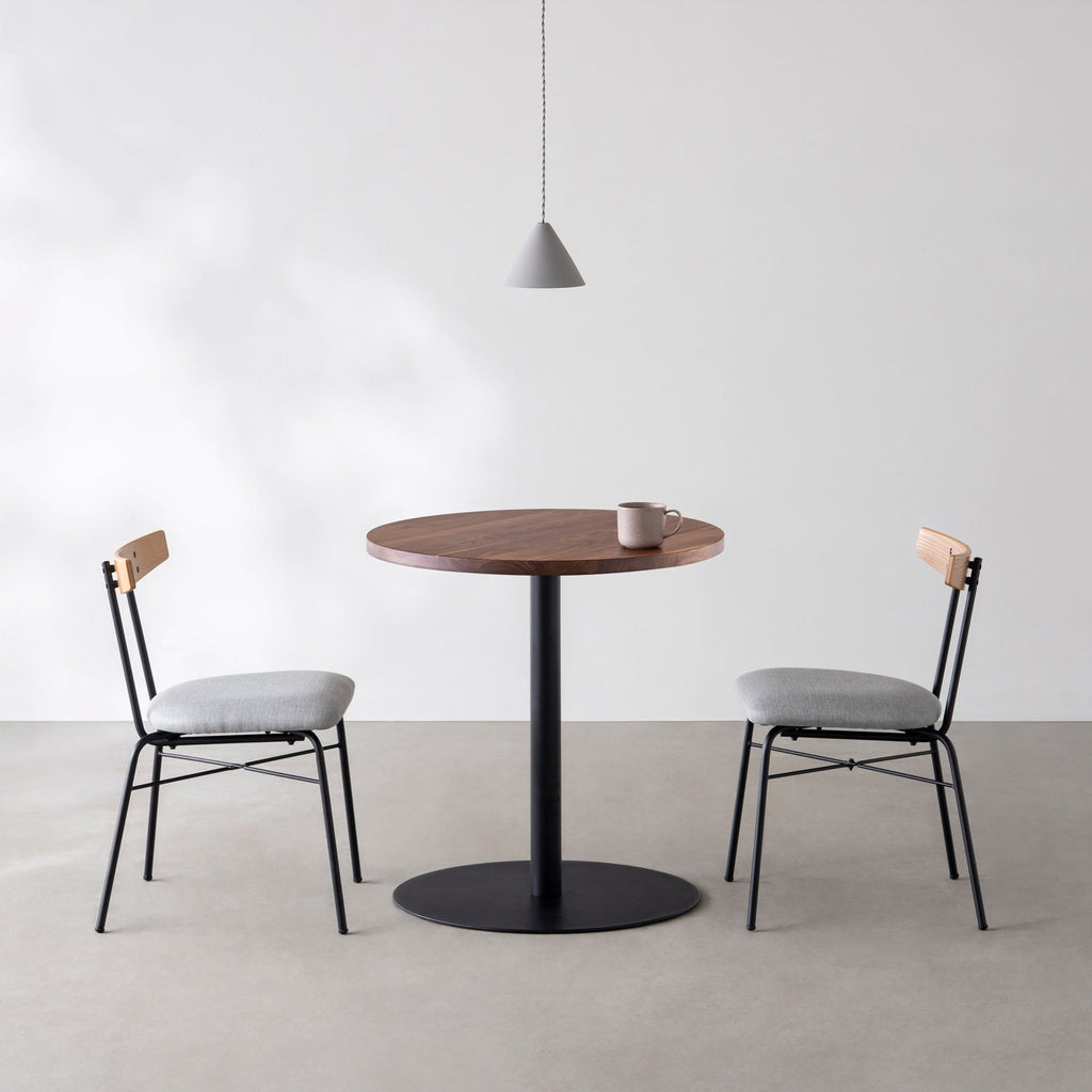 Kanademonoの無垢ウォルナットのカフェテーブル