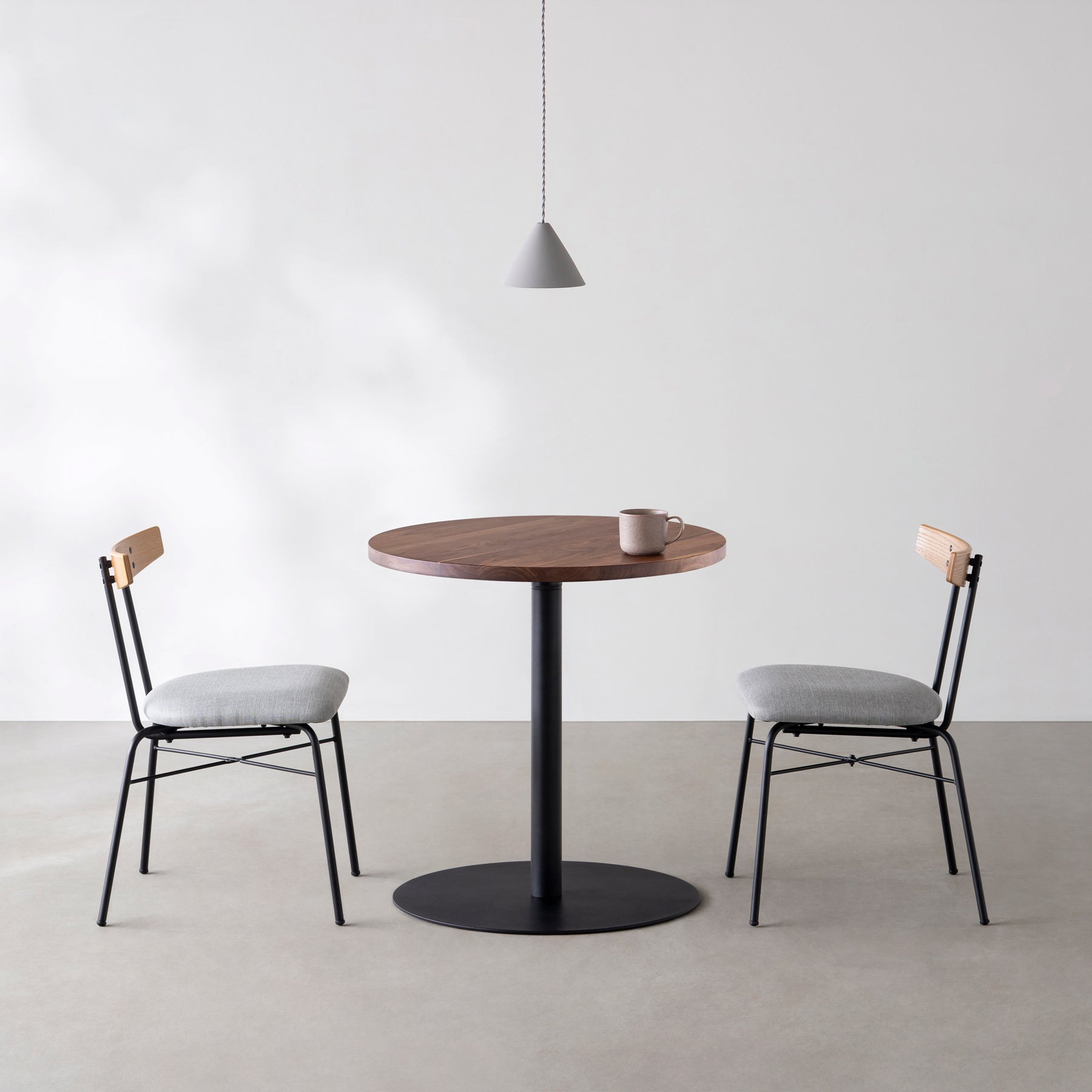 Kanademonoの無垢ウォルナットのカフェテーブル