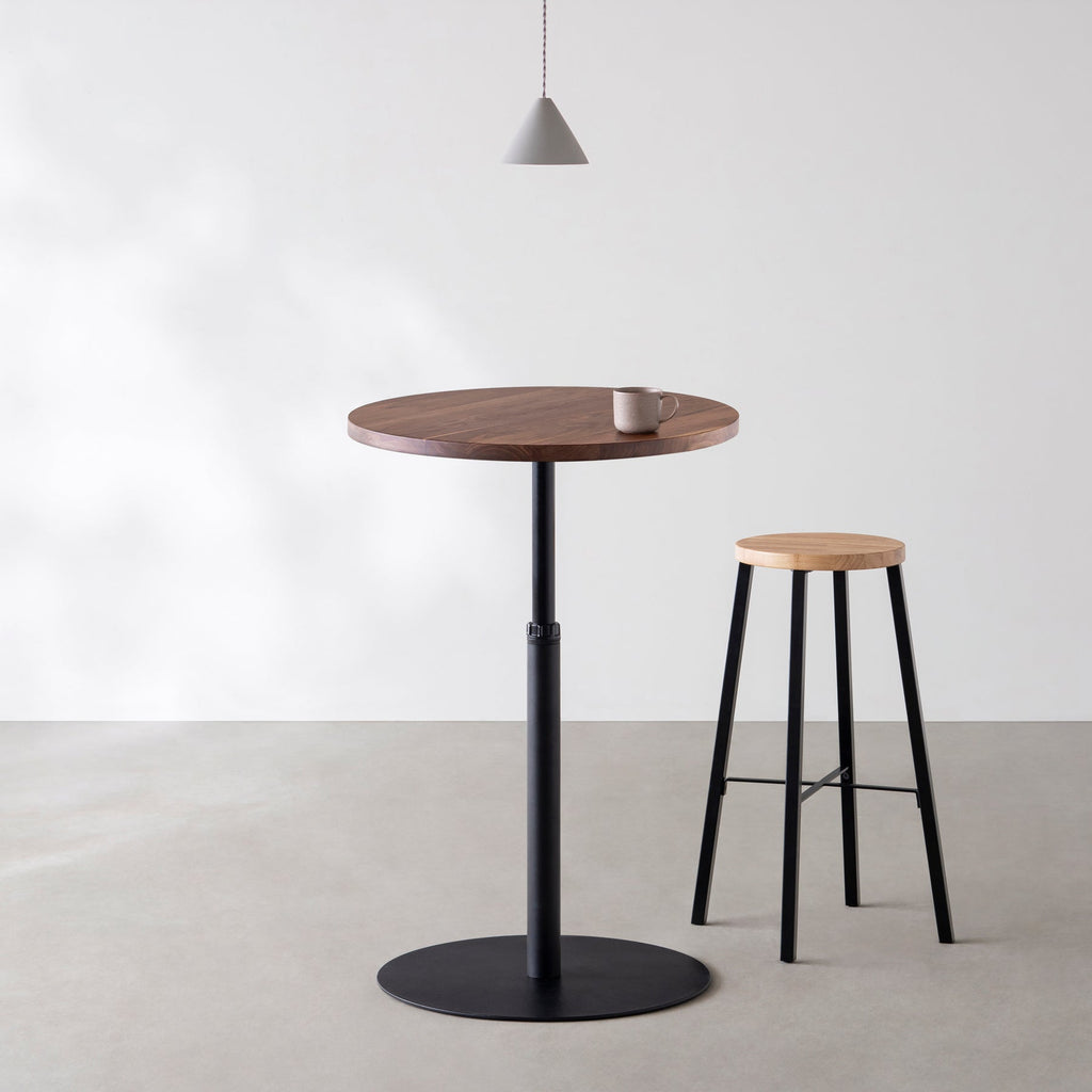 Kanademonoの無垢ウォルナットのカフェテーブル