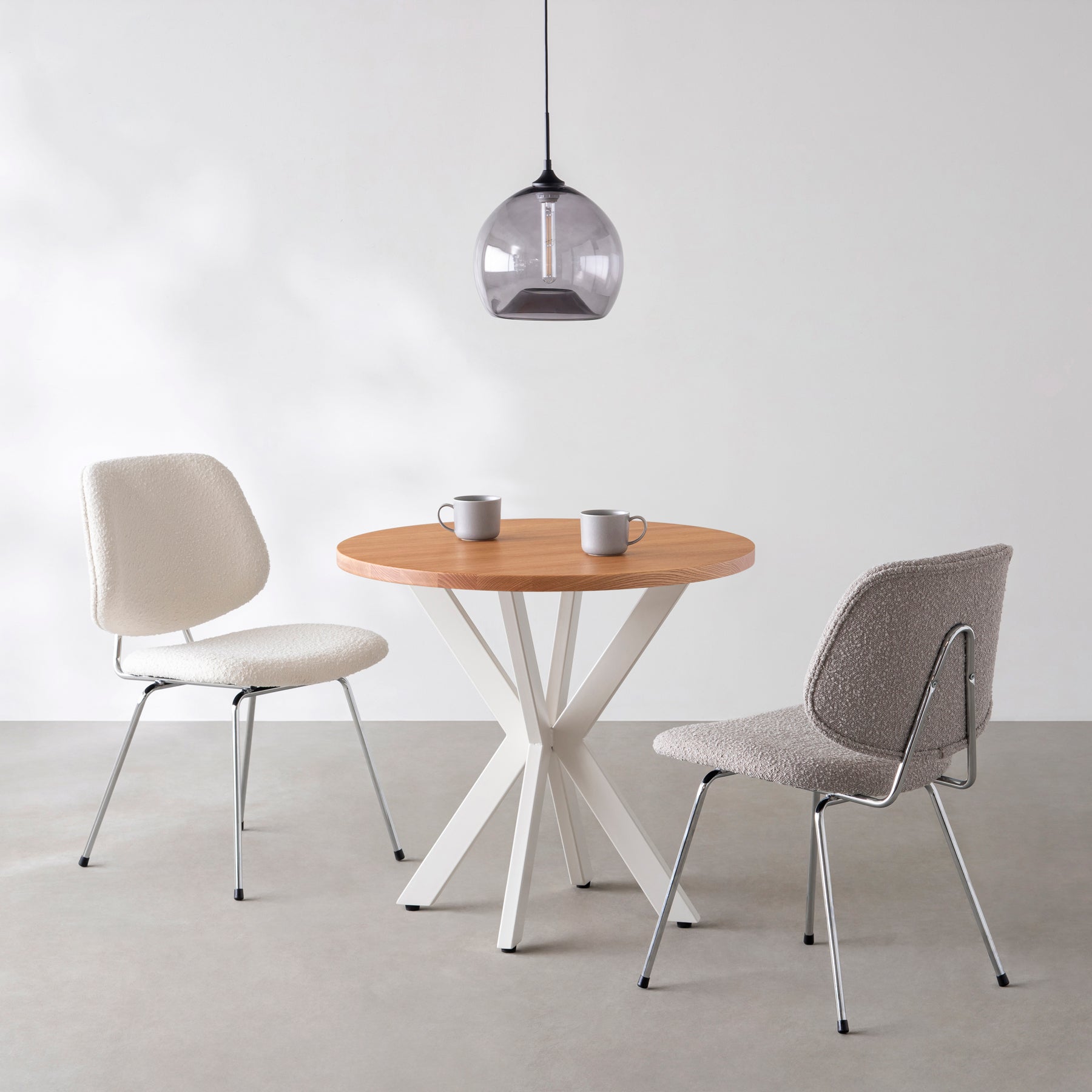 Kanademonoの無垢レッドオークのカフェテーブル