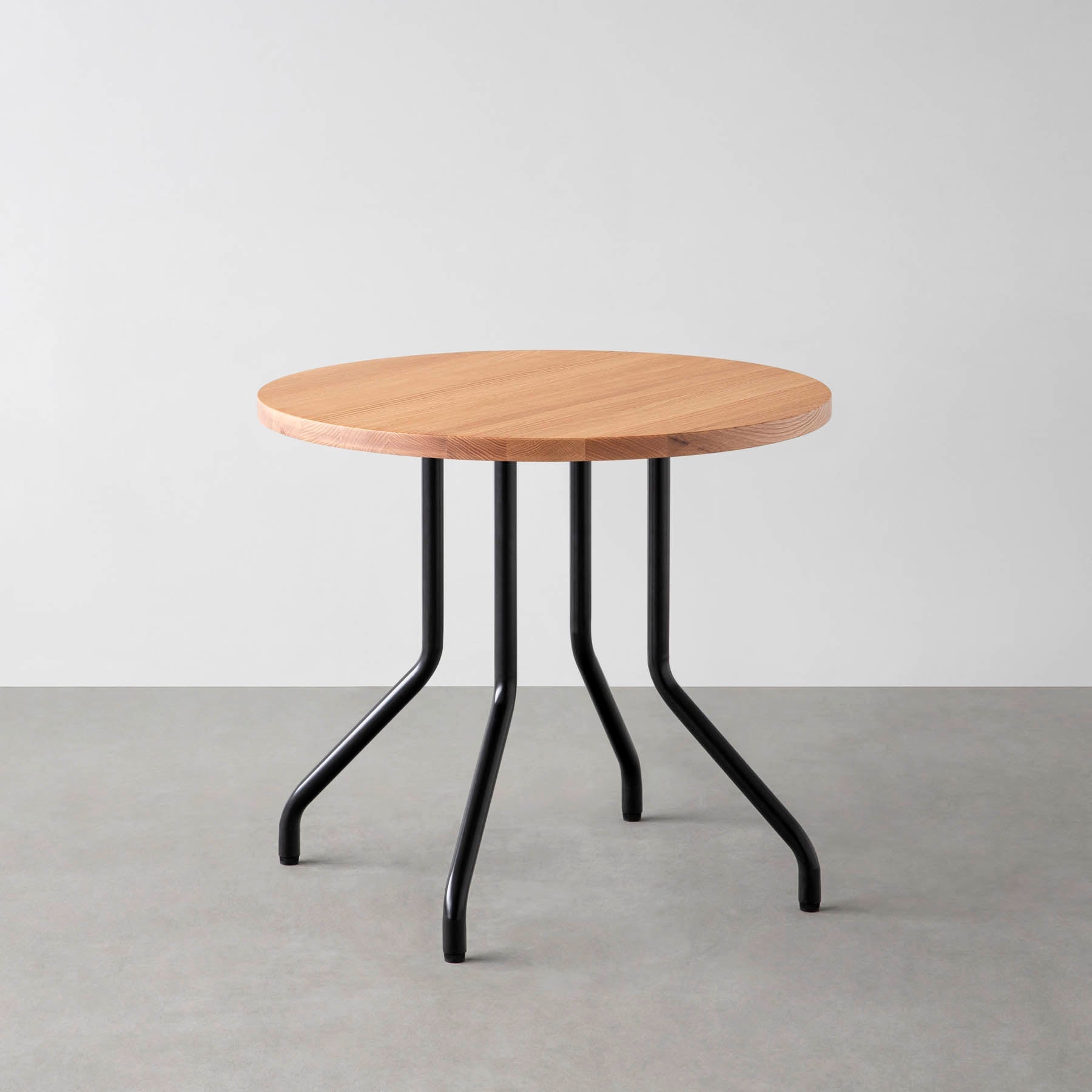 スマート造作カフェテーブル / 無垢 レッドオーク　黒スチール脚 4本脚 × ラウンド φ61 - 80