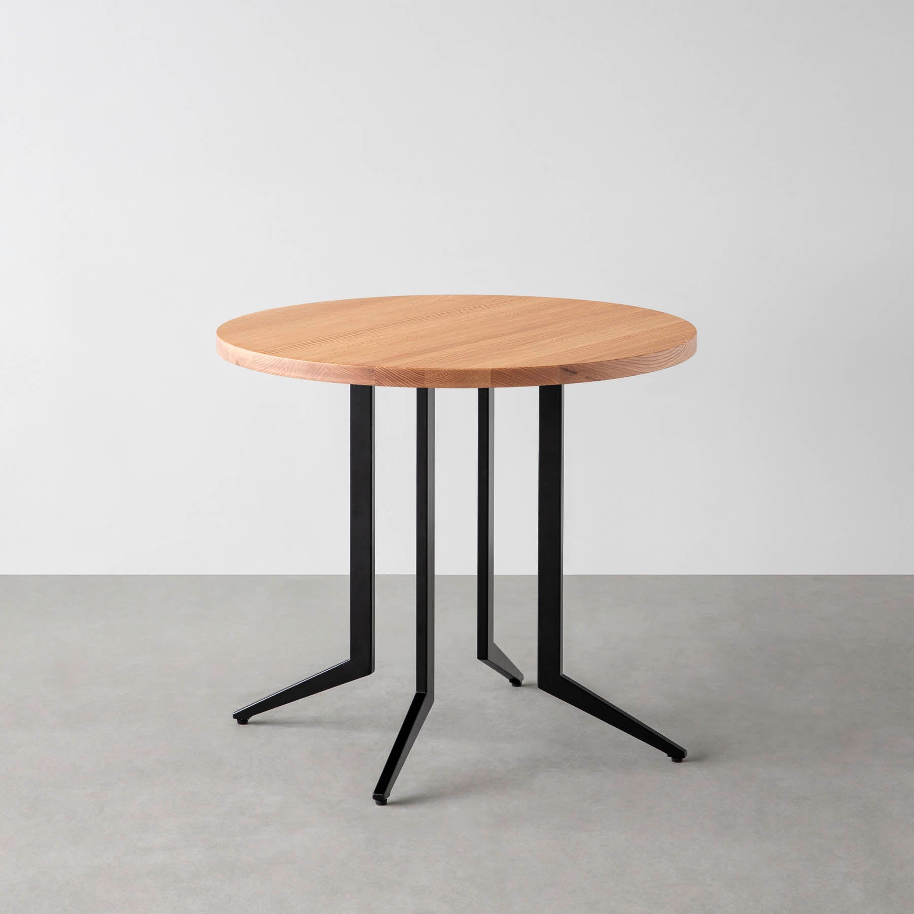 スマート造作カフェテーブル / 無垢 レッドオーク　黒スチール脚 4本脚 × ラウンド φ61 - 80