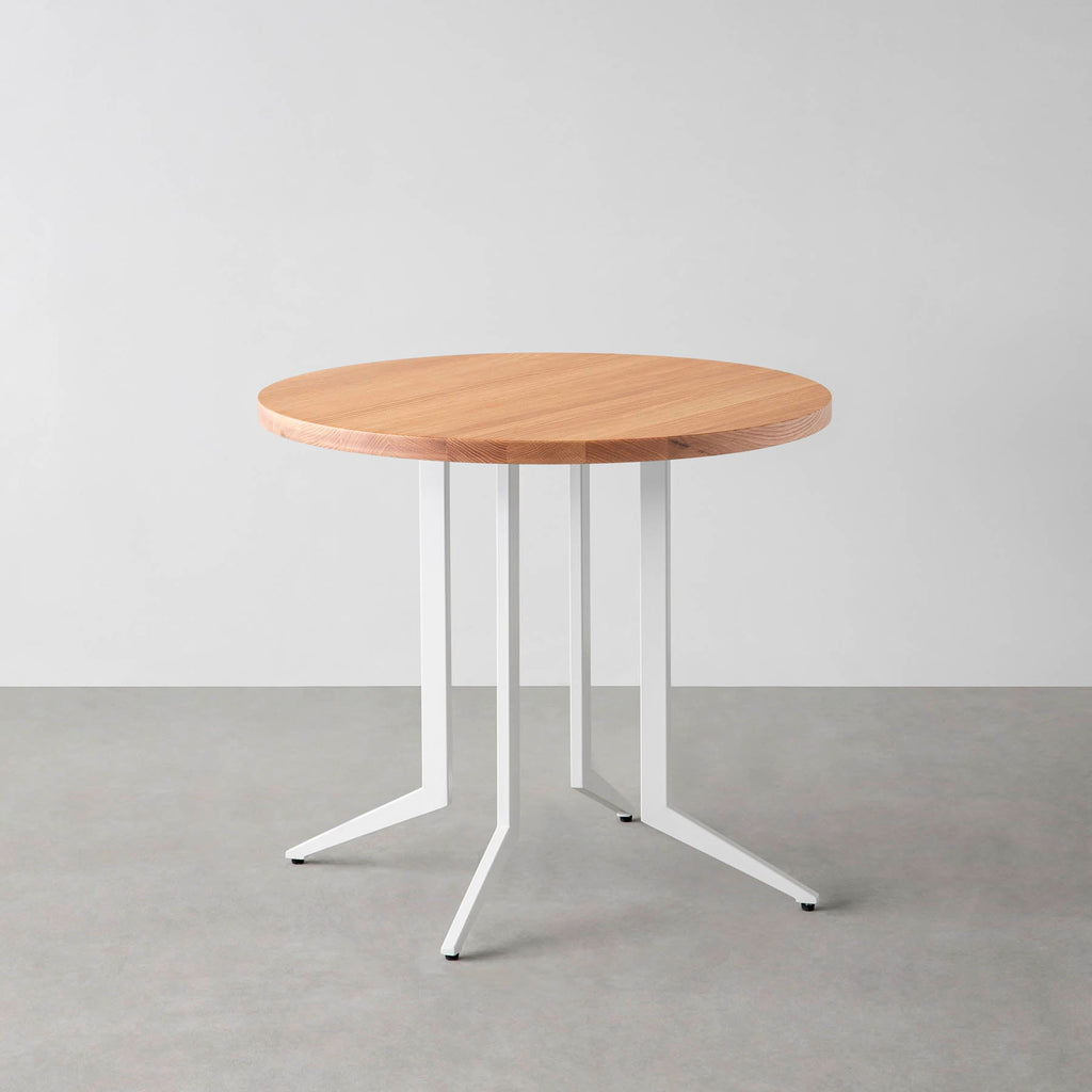 Kanademonoの無垢レッドオークのカフェテーブル