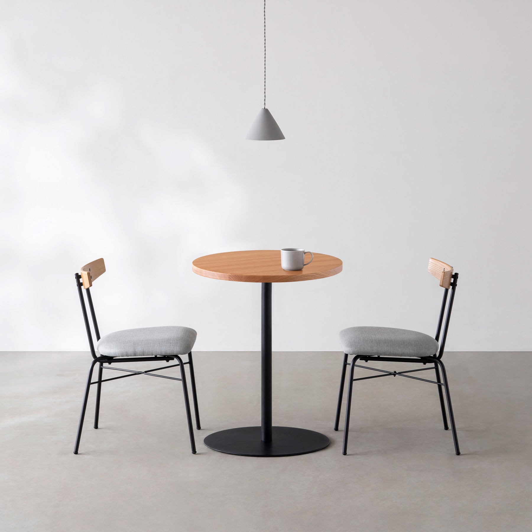 スマート造作カフェテーブル / 無垢 レッドオーク　黒スチール脚 1本脚 × ラウンド φ50 - 60