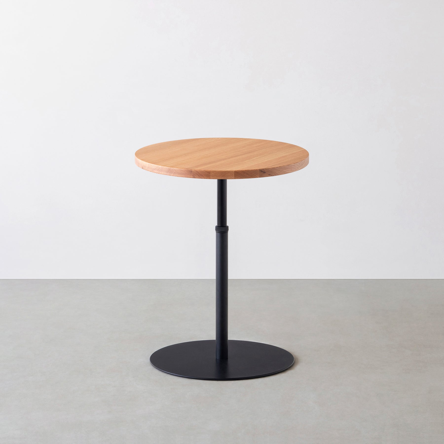 Kanademonoの無垢レッドオークのカフェテーブル