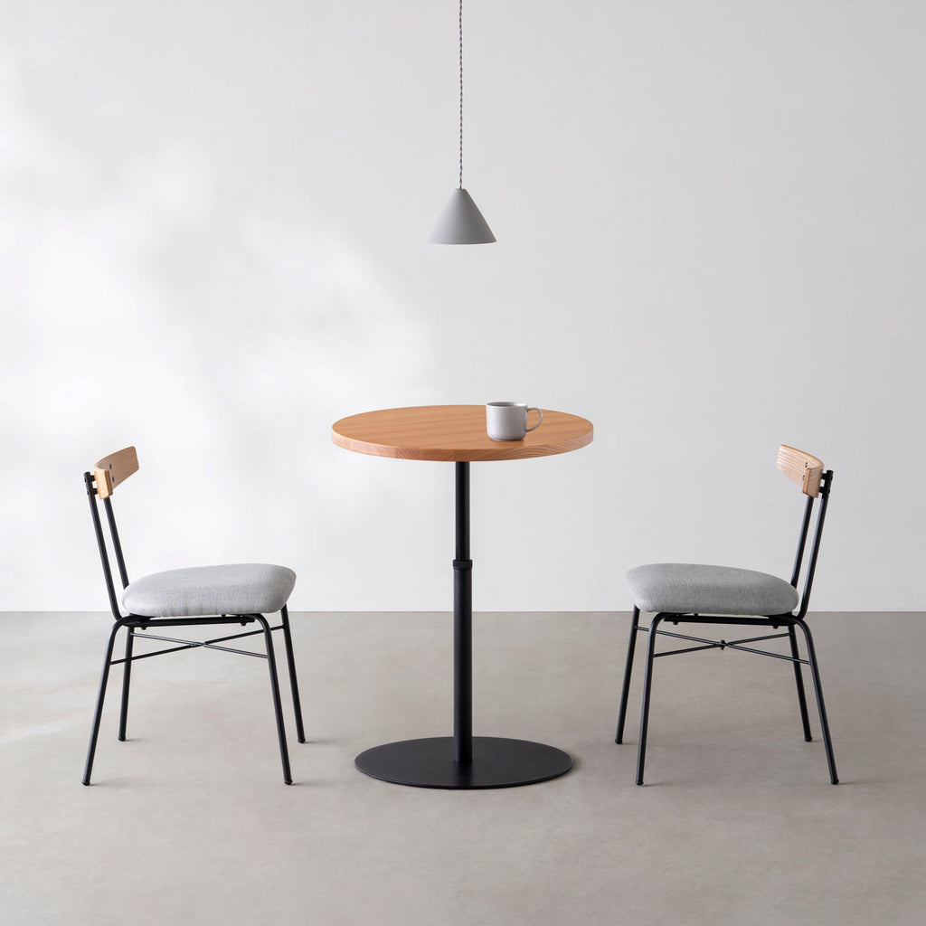 Kanademonoの無垢レッドオークのカフェテーブル